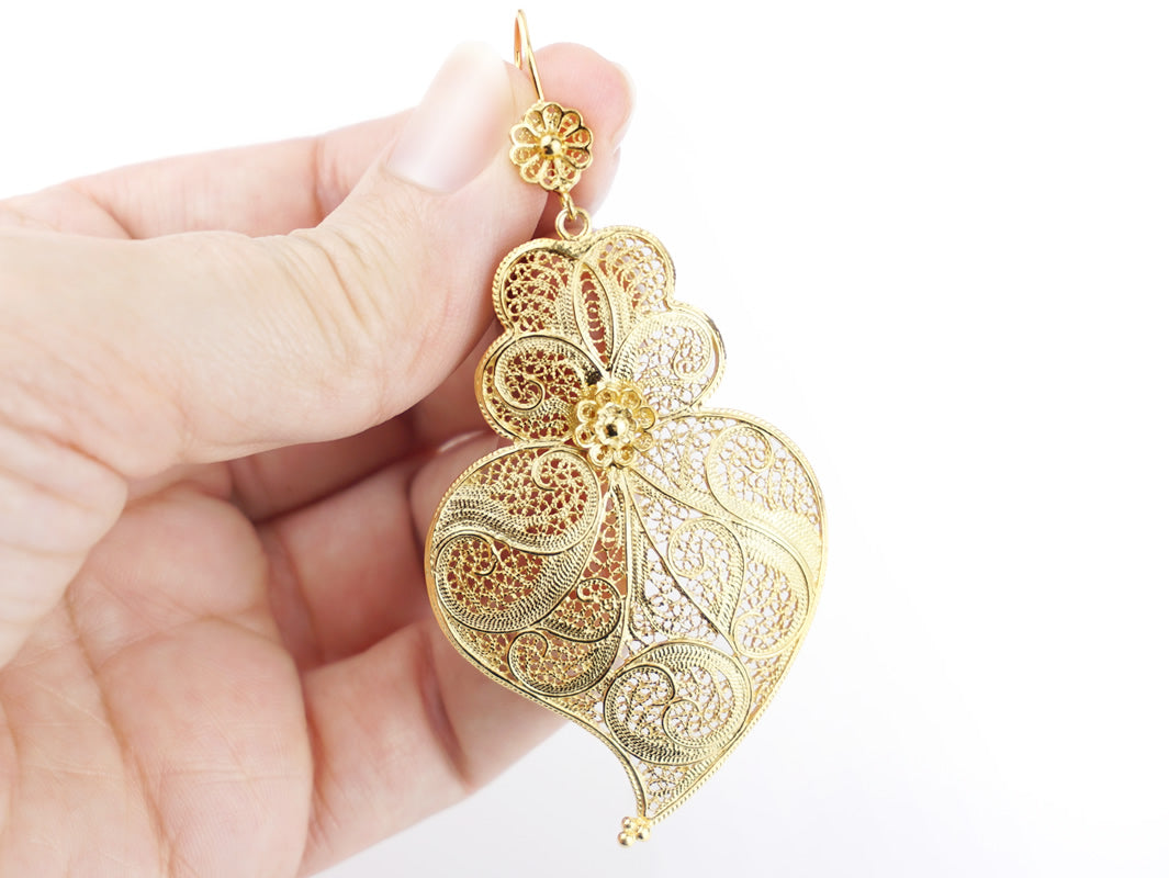 Brincos Coração de Viana Tamanho XL, Filigrana Portuguesa, Prata de Lei 925 Dourada - Pormenor na Mão