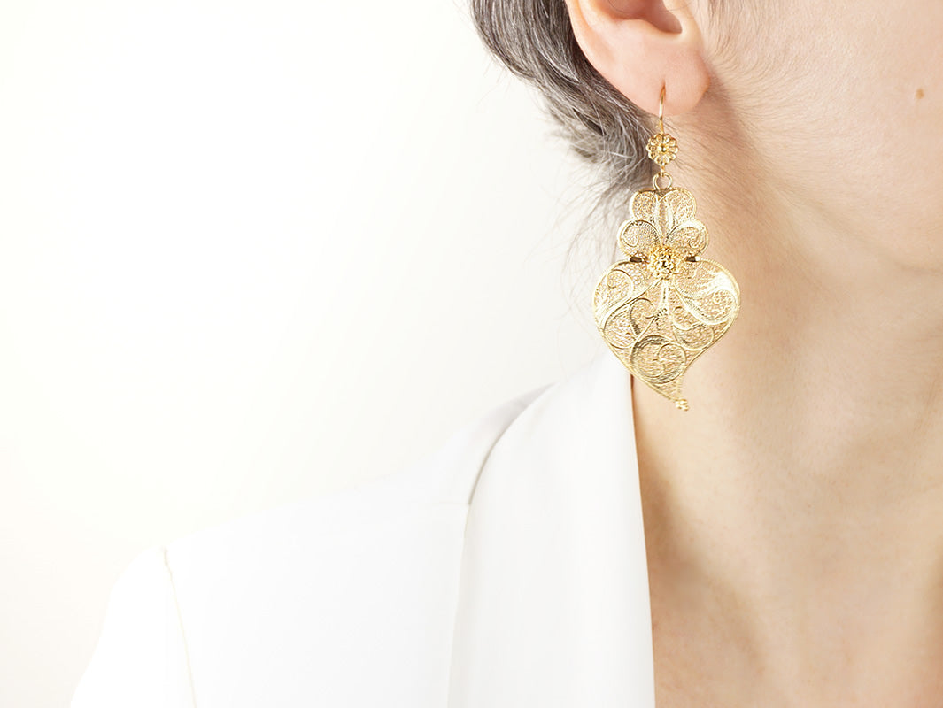 Brincos Coração de Viana Tamanho XL, Filigrana Portuguesa, Prata de Lei 925 Dourada - Pormenor Mulher a usar Brinco