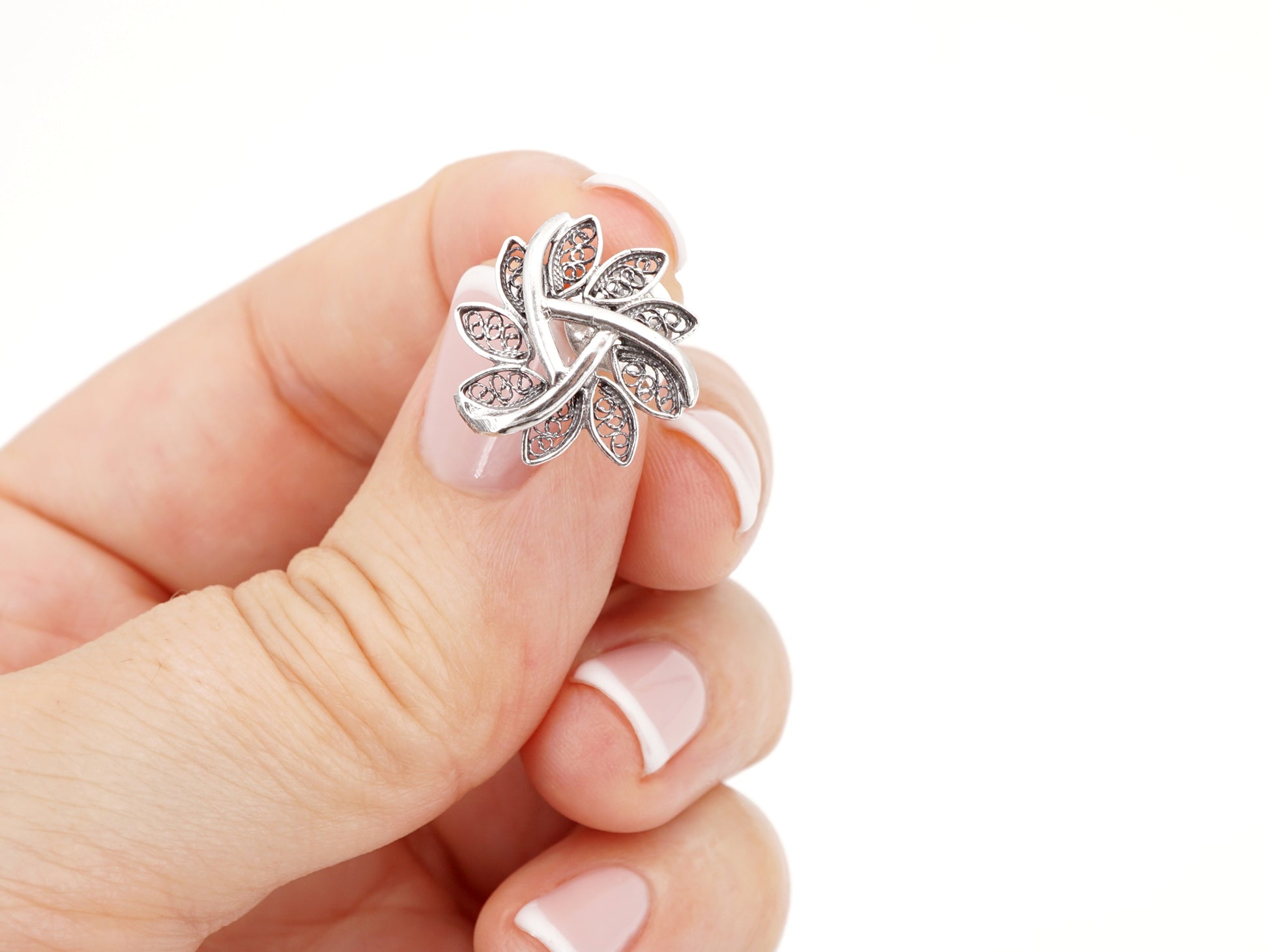 Brincos Redondos, Filigrana Portuguesa, Prata de Lei 925 - Pormenor na Mão