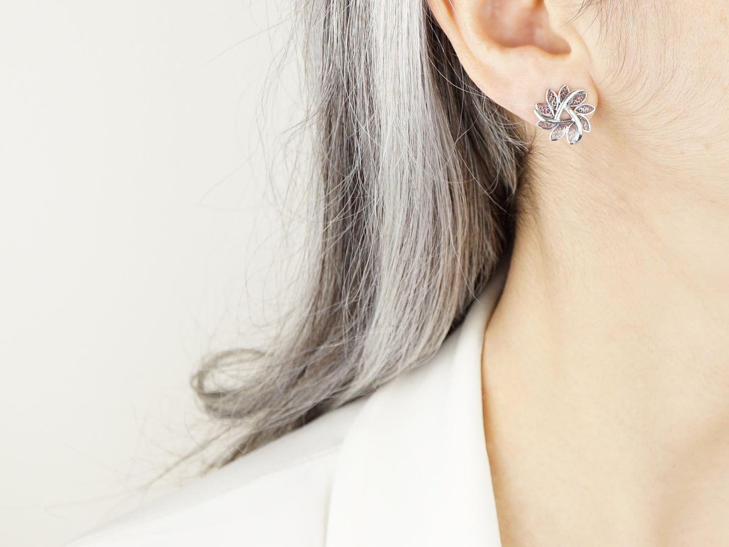 Brincos Redondos, Filigrana Portuguesa, Prata de Lei 925 - Pormenor Mulher a usar Brinco