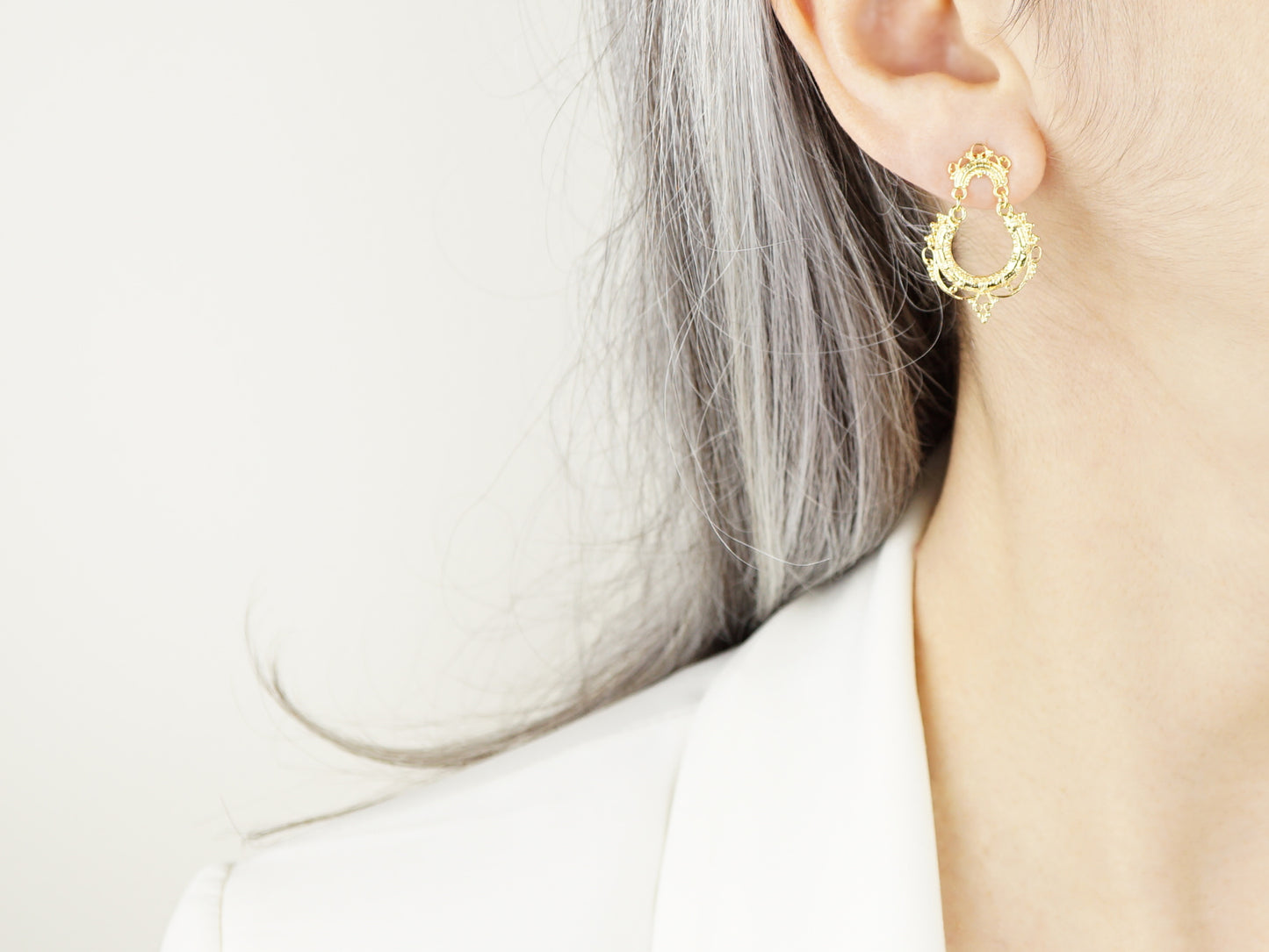 Brincos Arrecadas Redondas Pequenas, Filigrana Portuguesa, Prata de Lei 925 Dourada - Pormenor Mulher a usar Brinco