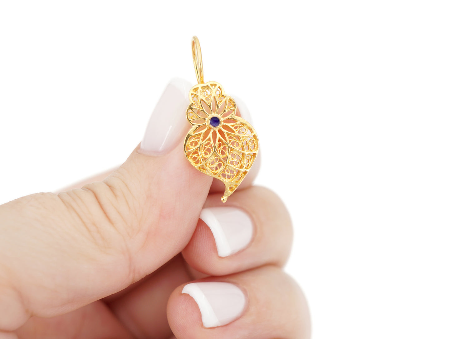 Brincos Coração Pequeno com Esmalte, Filigrana Portuguesa, Prata de Lei 925 Dourada - Pormenor na mão