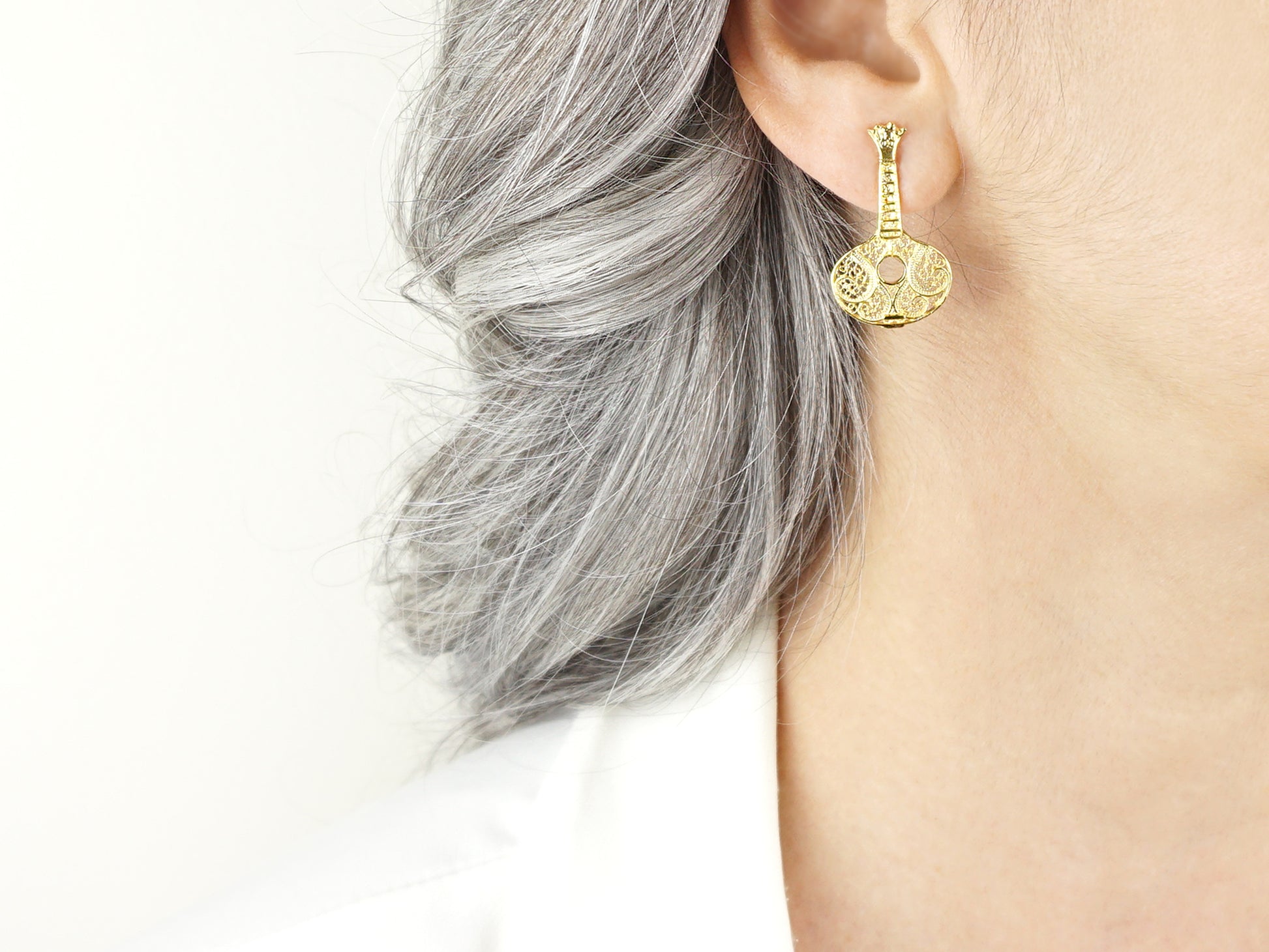 Brincos Guitarra Portuguesa / Fado, Filigrana Portuguesa, Prata de Lei 925 Dourada - Pormenor Mulher a usar Brinco