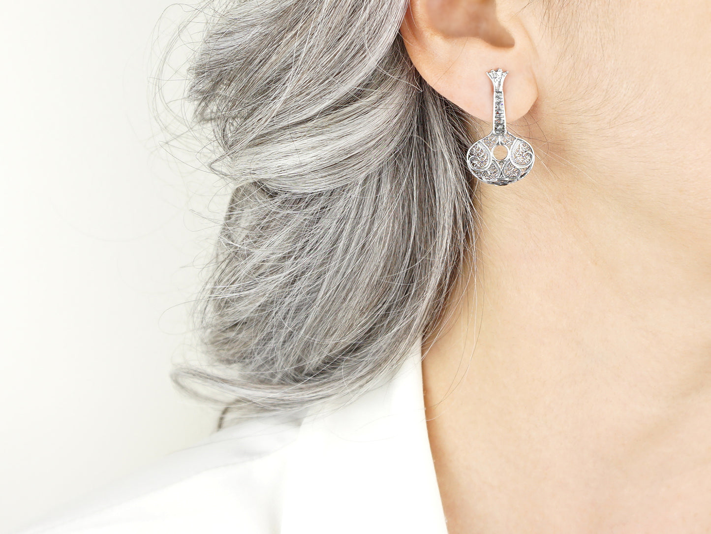 Brincos Guitarra Portuguesa / Fado, Filigrana Portuguesa, Prata de Lei 925 - Pormenor Mulher a usar Brinco