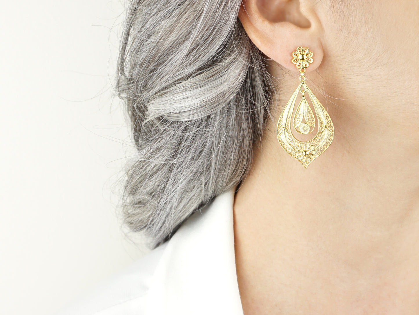 Brincos Lágrima Rica Grandes, Filigrana Portuguesa, Prata de Lei 925 Dourada - Pormenor Mulher a usar Brinco