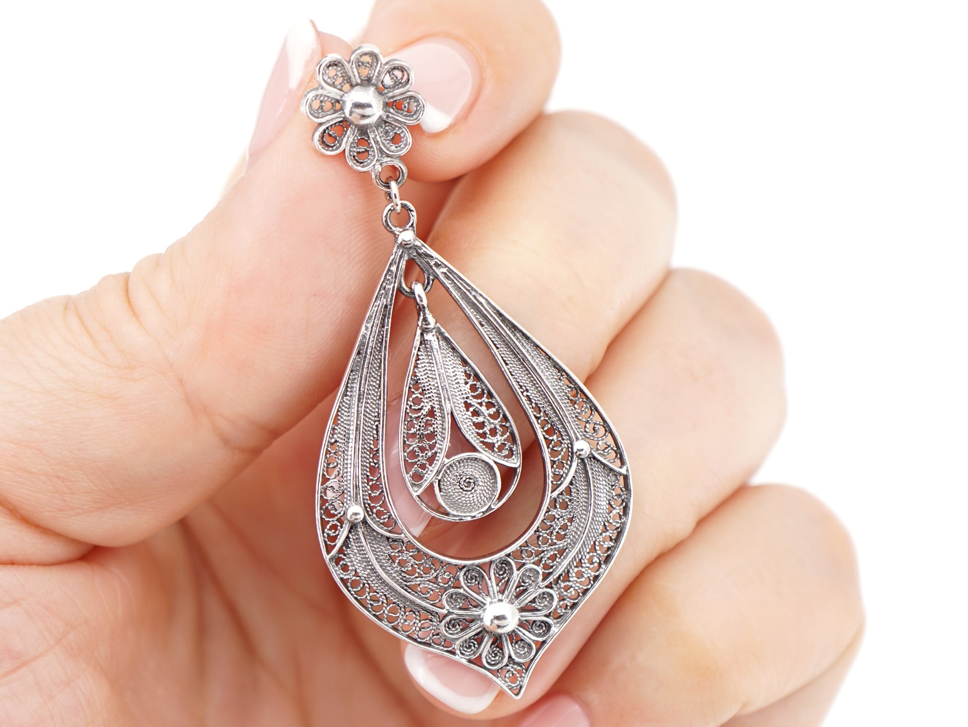 Brincos Lágrima Rica Grandes, Filigrana Portuguesa, Prata de Lei 925 - Pormenor na Mão