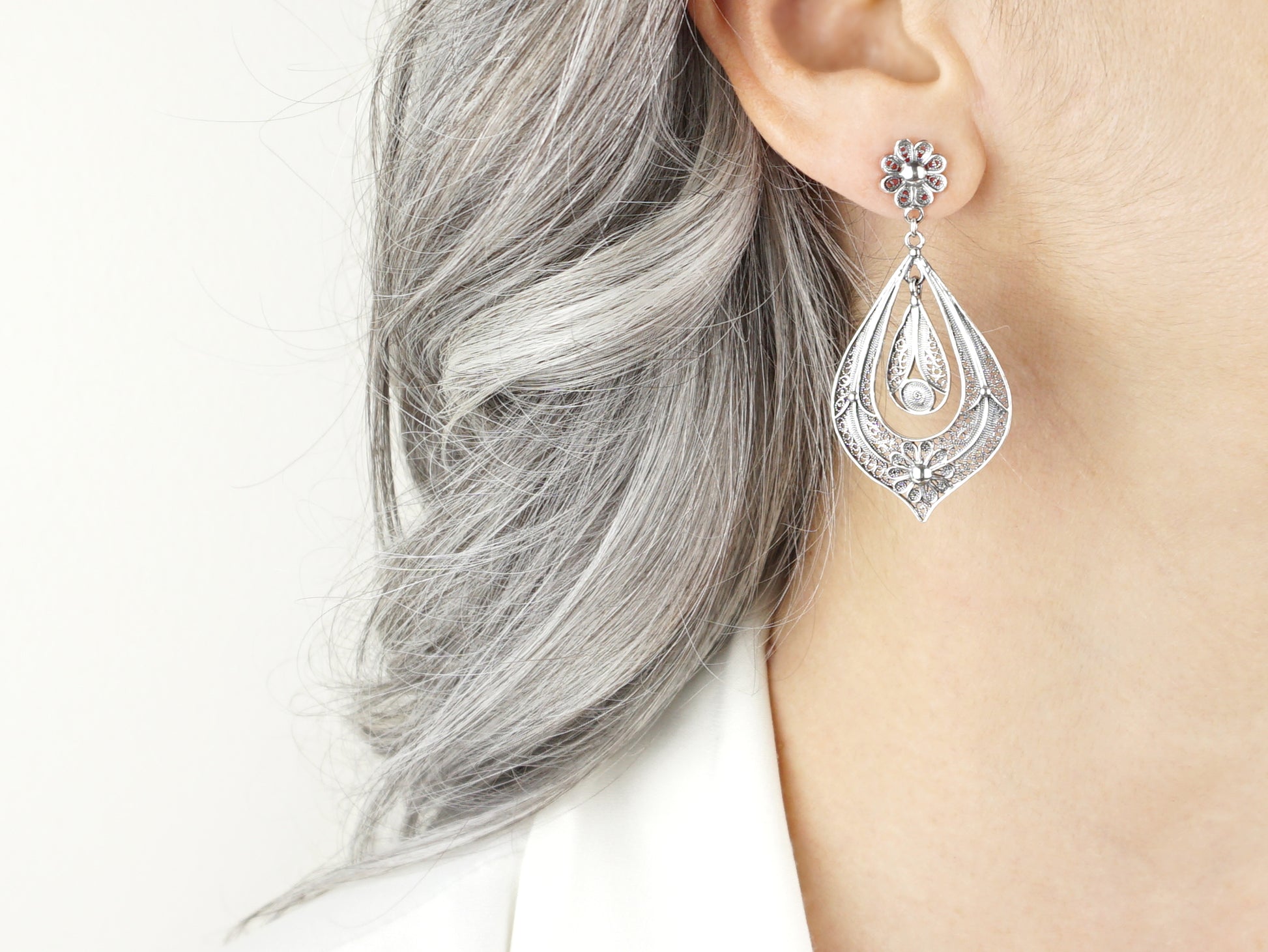 Brincos Lágrima Rica Grandes, Filigrana Portuguesa, Prata de Lei 925 - Pormenor Mulher a usar Brinco