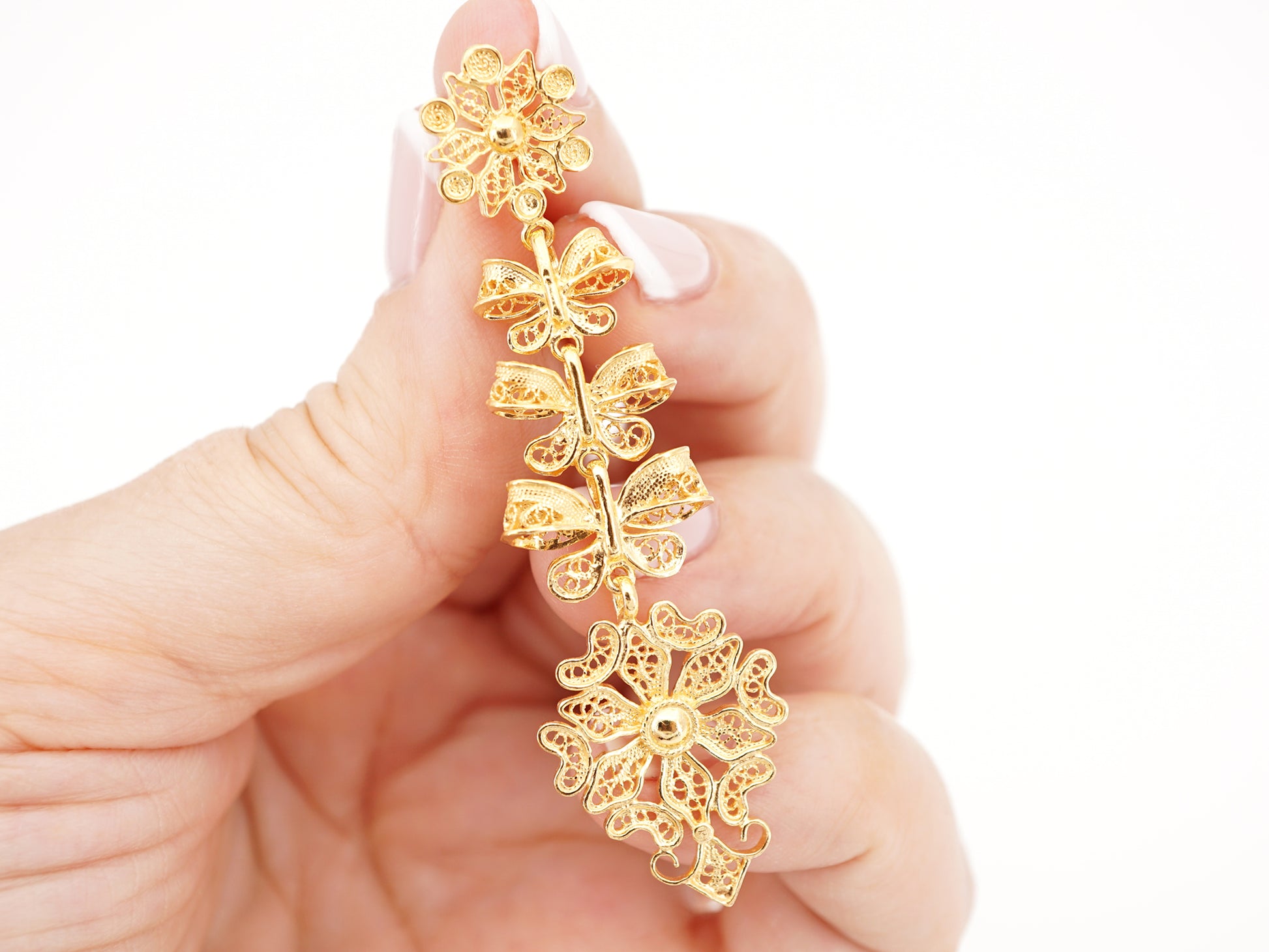 Brincos Compridos Laços Articulados, Filigrana Portuguesa, Prata de Lei 925 Dourada - Pormenor na Mão