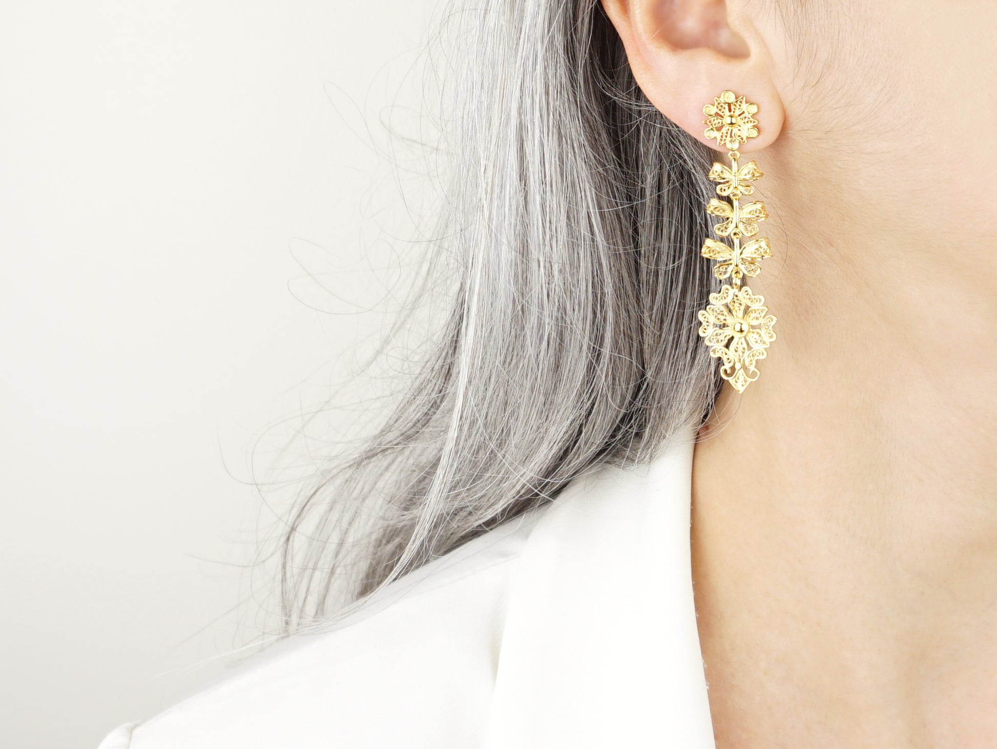 Brincos Compridos Laços Articulados, Filigrana Portuguesa, Prata de Lei 925 Dourada - Pormenor Mulher a usar Brinco