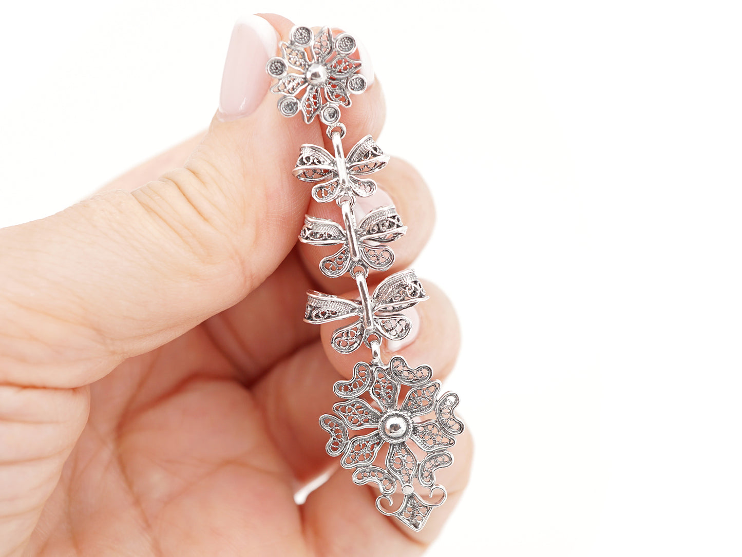 Brincos Compridos Laços Articulados, Filigrana Portuguesa, Prata de Lei 925 - Pormenor na Mão