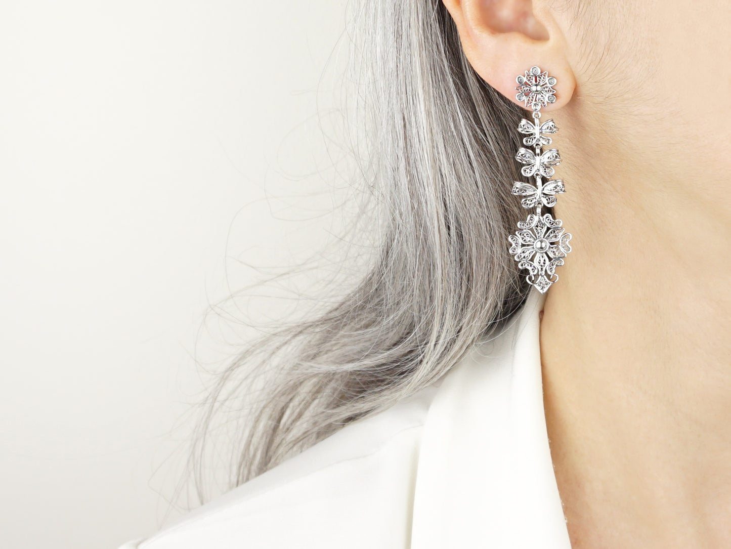 Brincos Compridos Laços Articulados, Filigrana Portuguesa, Prata de Lei 925 - Pormenor Mulher a usar Brinco