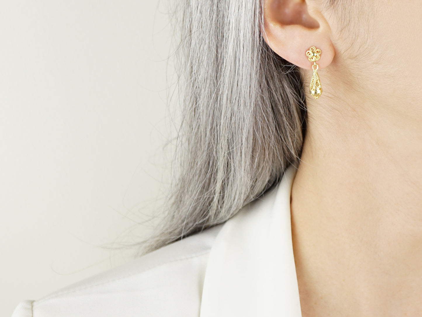 Brincos Articulados Pequenos, Filigrana Portuguesa, Prata de Lei 925 Dourada - Pormenor Mulher a usar Brinco