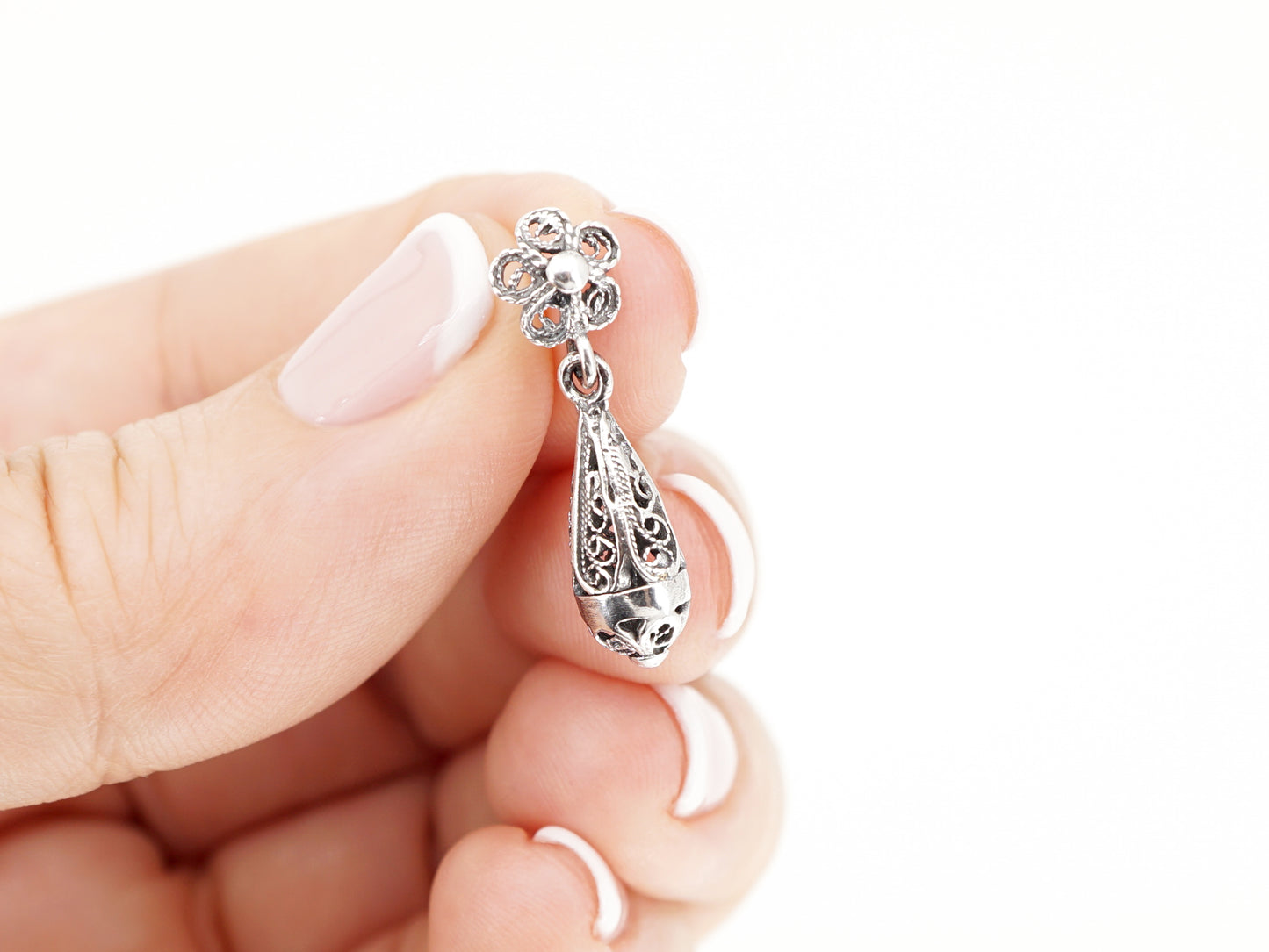 Brincos Articulados Pequenos, Filigrana Portuguesa, Prata de Lei 925 - Pormenor na Mão
