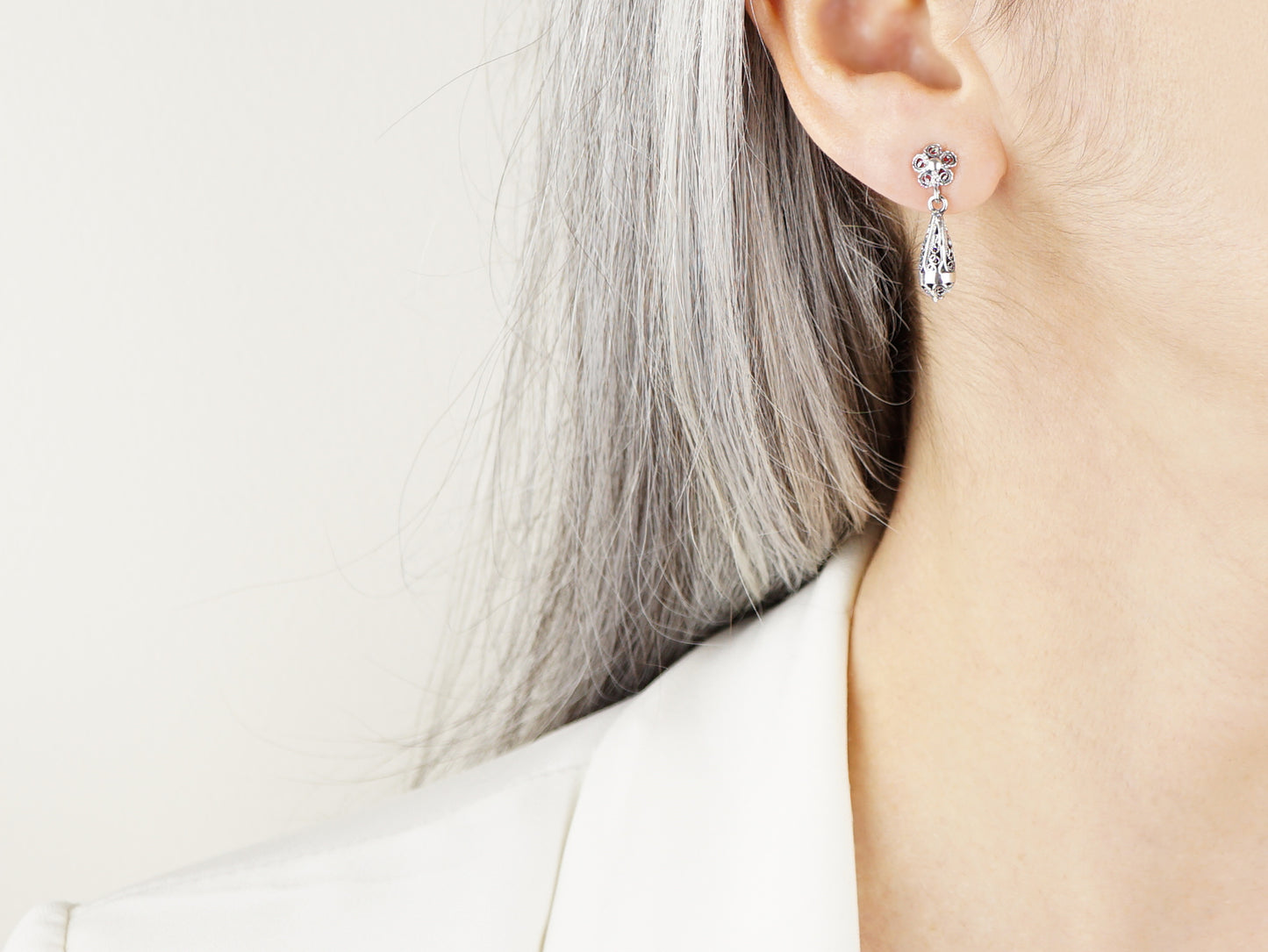 Brincos Articulados Pequenos, Filigrana Portuguesa, Prata de Lei 925 - Pormenor Mulher a usar Brinco