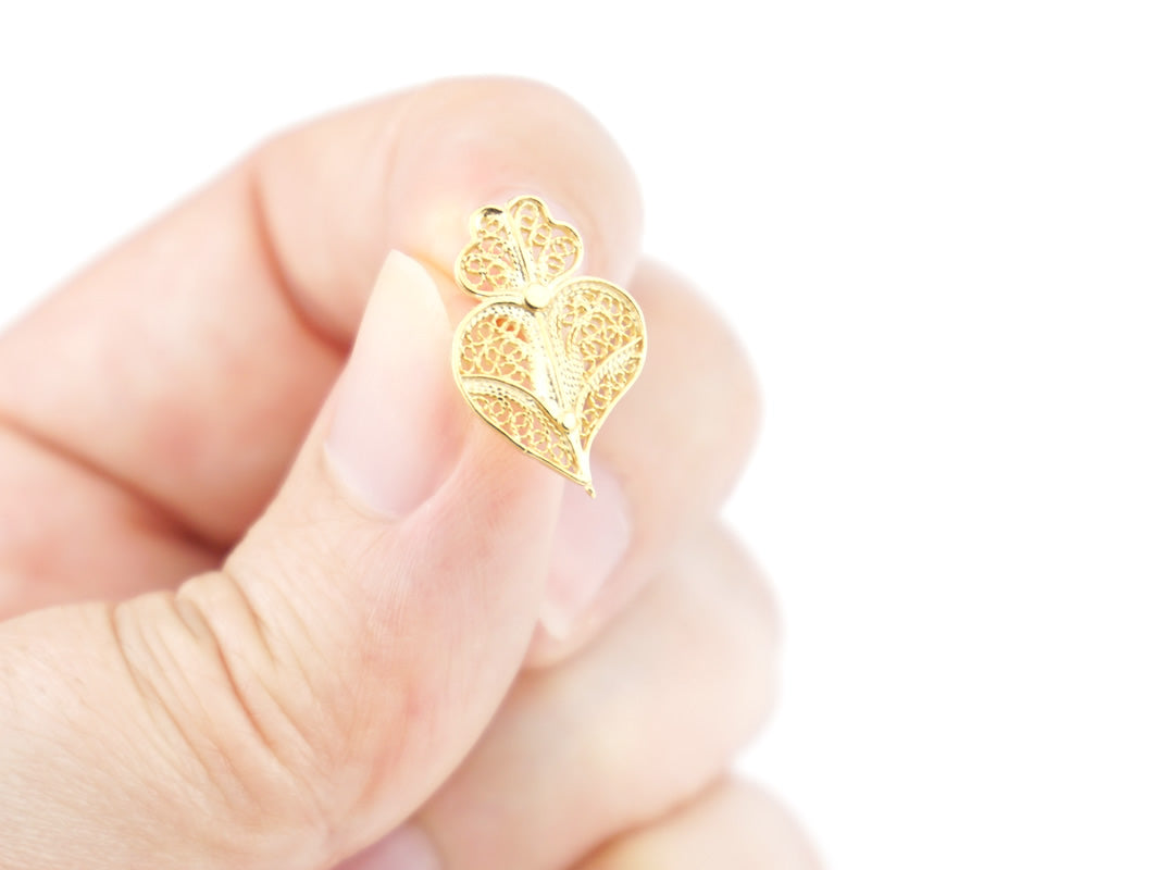 Conjunto Brincos e Pulseira Coração Minhoto Pequeno, Filigrana Portuguesa, Prata de Lei 925 Dourada - Brinco na mão