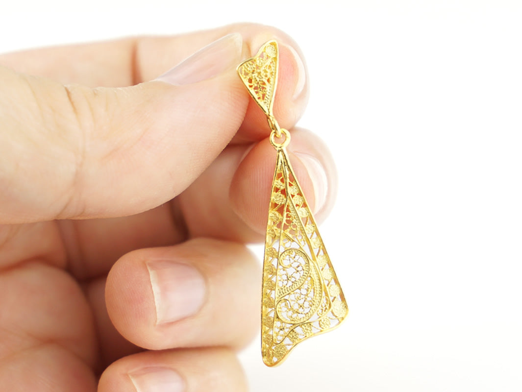 Brincos Triângulos Curvos médios, Filigrana Portuguesa, Prata de Lei 925 Dourada - Brinco na mão