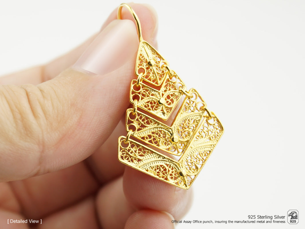 Brincos Triângulos, Filigrana Portuguesa, Prata de Lei 925 Dourada - Brinco na mão