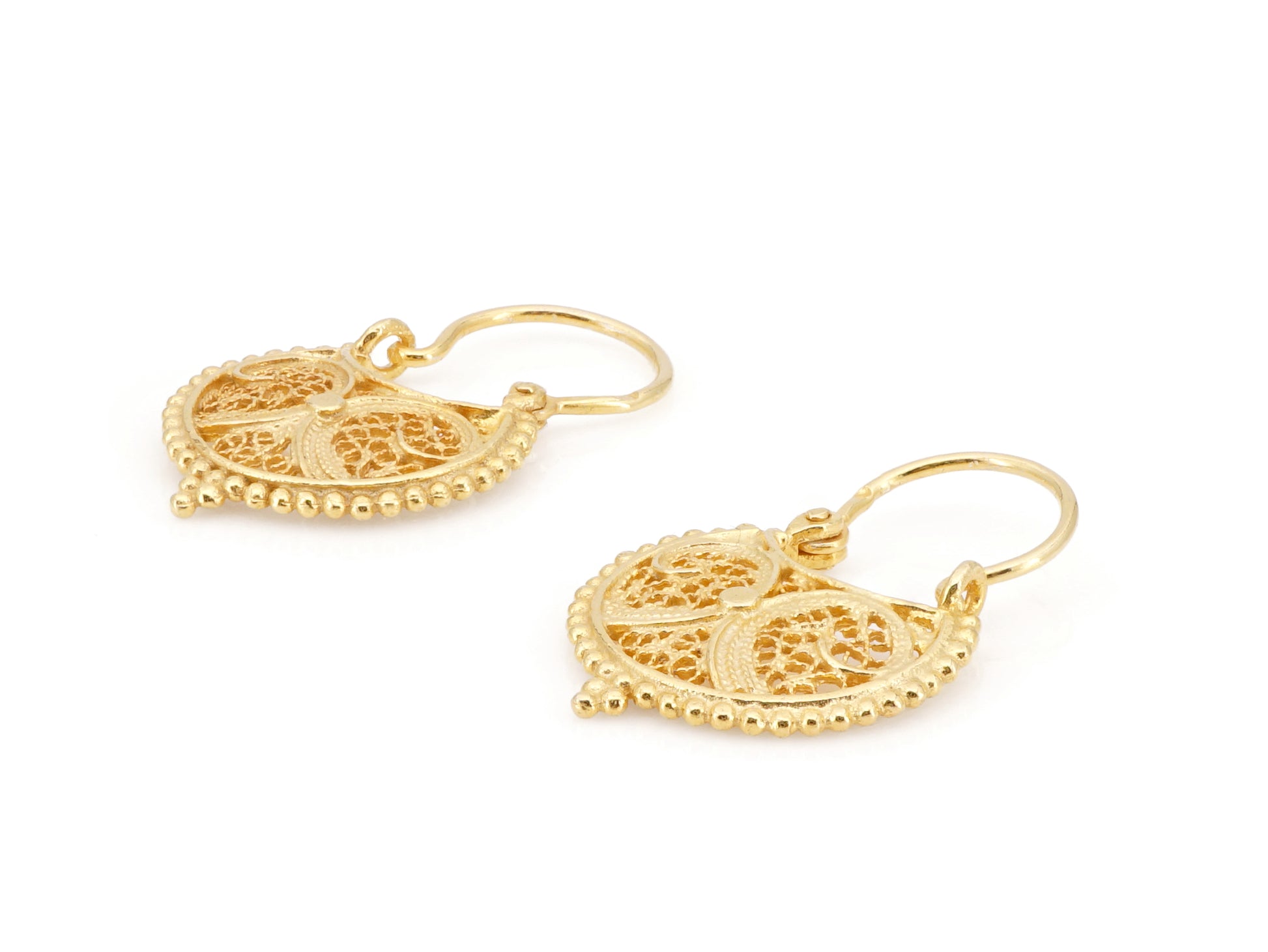 Brincos Mini Arrecadas Redondas, Filigrana Portuguesa, Prata de Lei 925 Dourada - Perspectiva, Vista de Frente