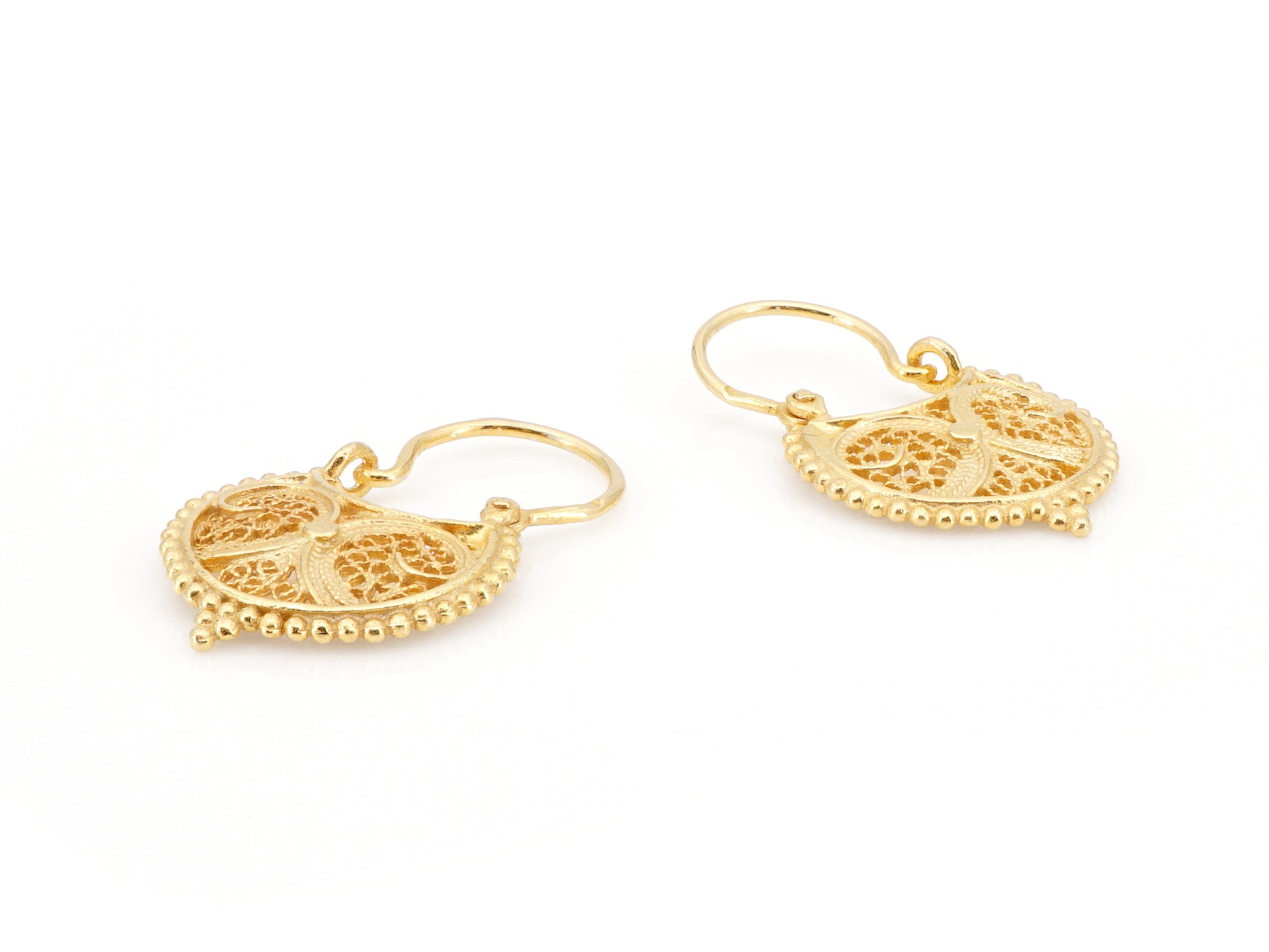 Brincos Mini Arrecadas Redondas, Filigrana Portuguesa, Prata de Lei 925 Dourada - Perspectiva, Vista de Frente