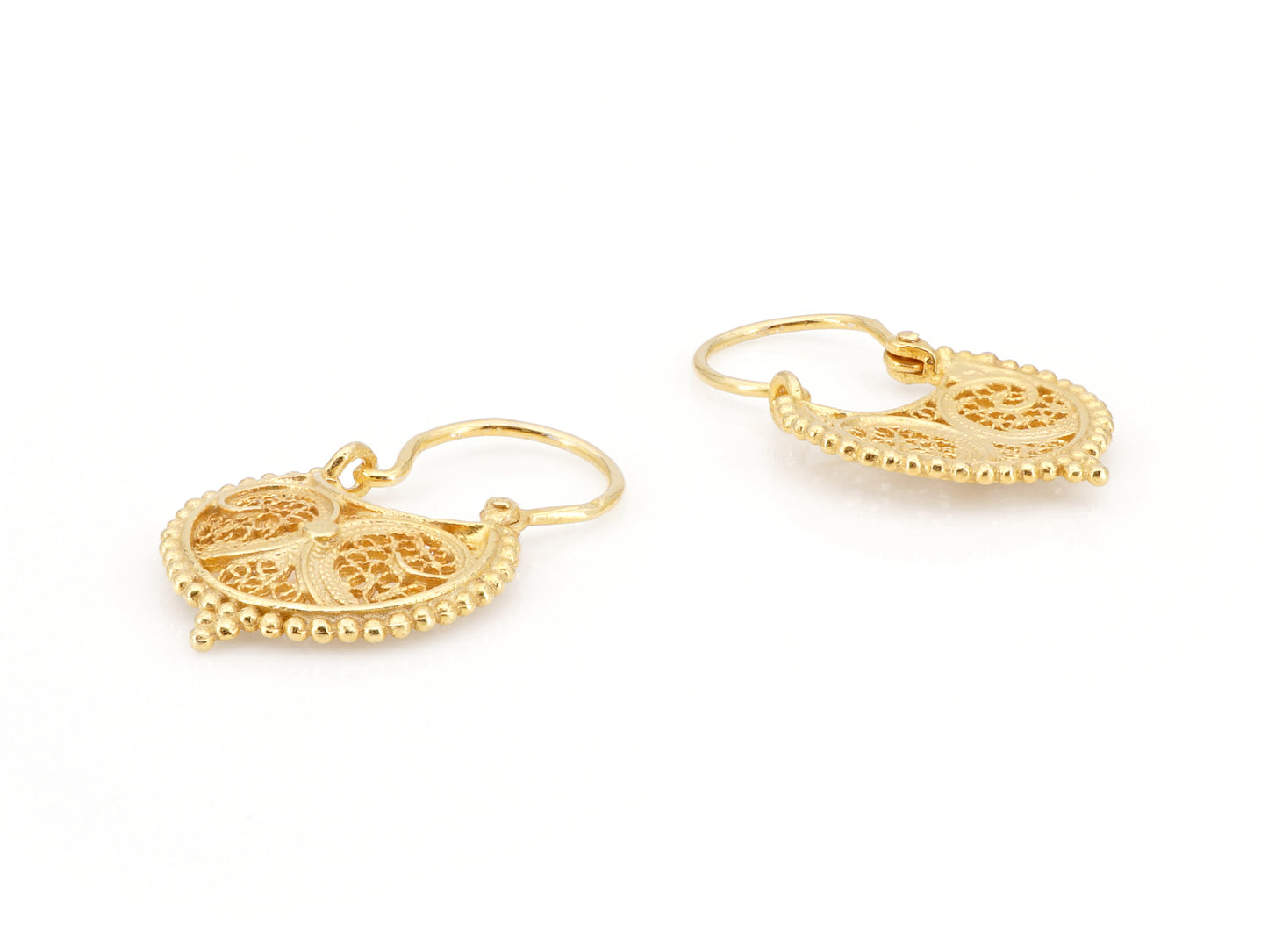 Brincos Mini Arrecadas Redondas, Filigrana Portuguesa, Prata de Lei 925 Dourada - Perspectiva, Vista de Frente e Vista de Trás