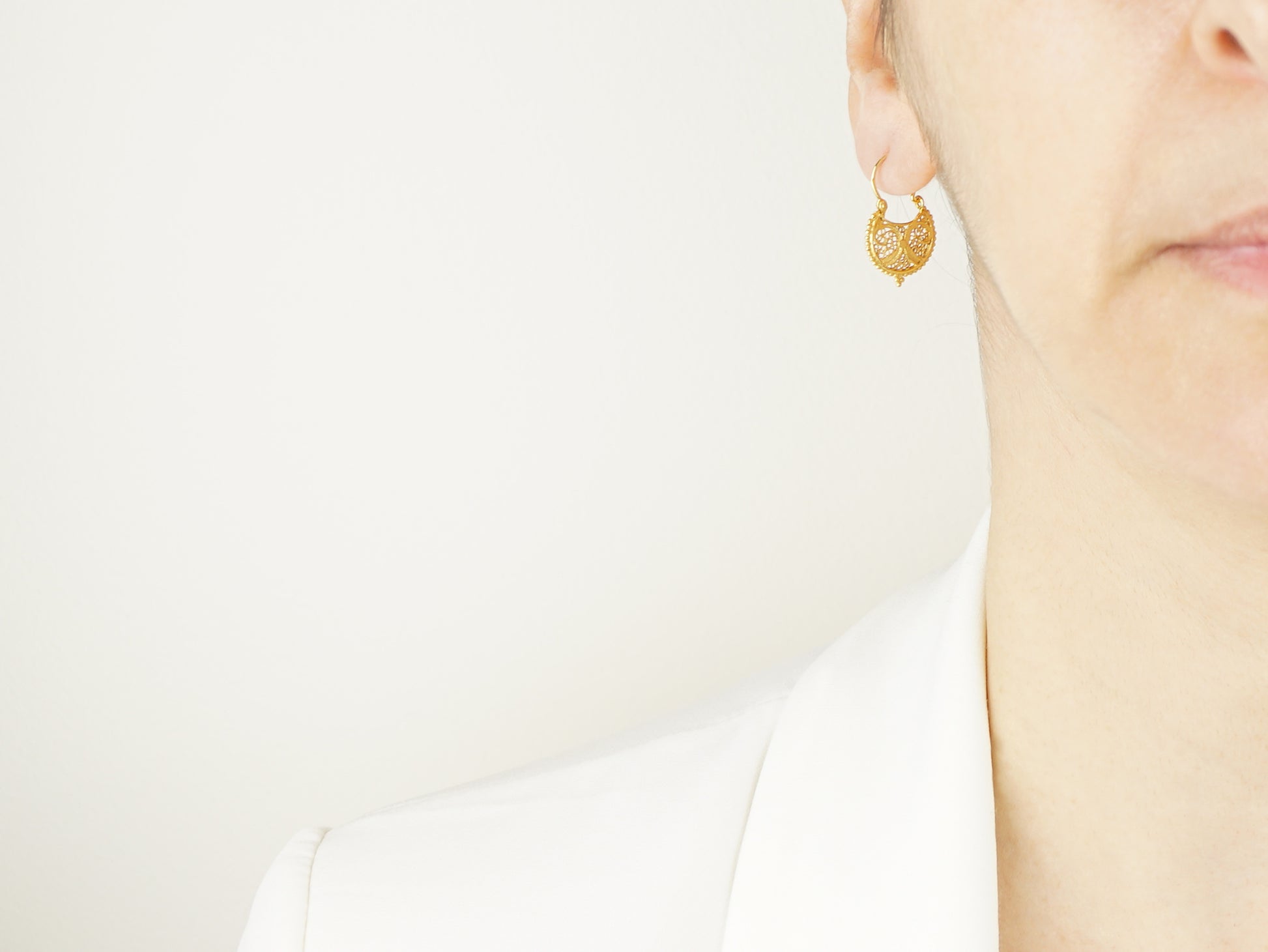 Brincos Mini Arrecadas Redondas, Filigrana Portuguesa, Prata de Lei 925 Dourada - Pormenor Mulher a usar Brinco