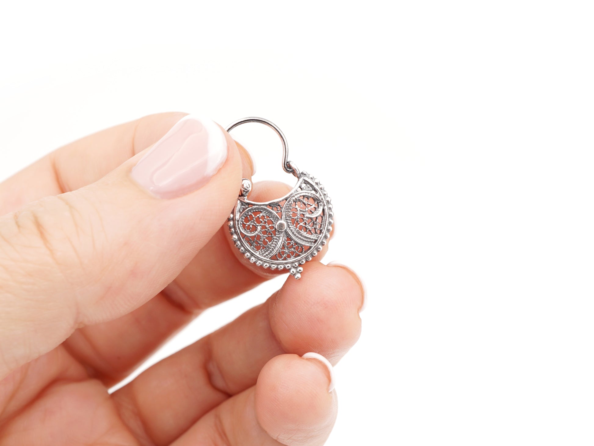 Brincos Mini Arrecadas Redondas, Filigrana Portuguesa, Prata de Lei 925 - Pormenor na Mão