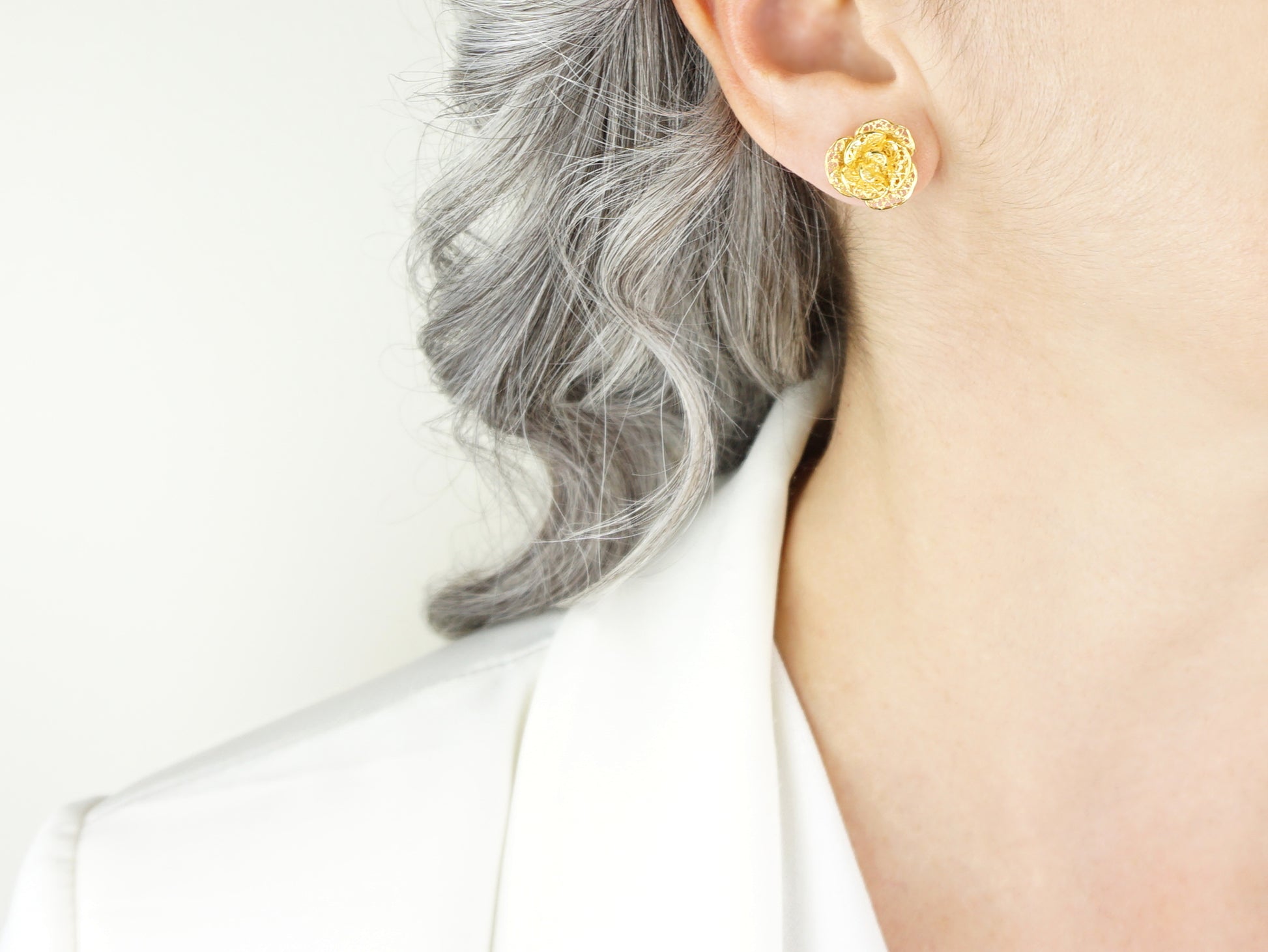 Brincos Flores Elaboradas Médias, Filigrana Portuguesa, Prata de Lei 925 Dourada - Pormenor Mulher a usar Brinco