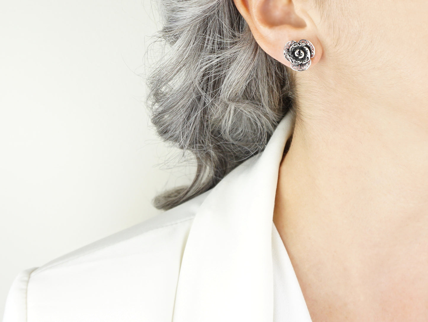 Brincos Flores Elaboradas Médias, Filigrana Portuguesa, Prata de Lei 925 - Pormenor Mulher a usar Brinco