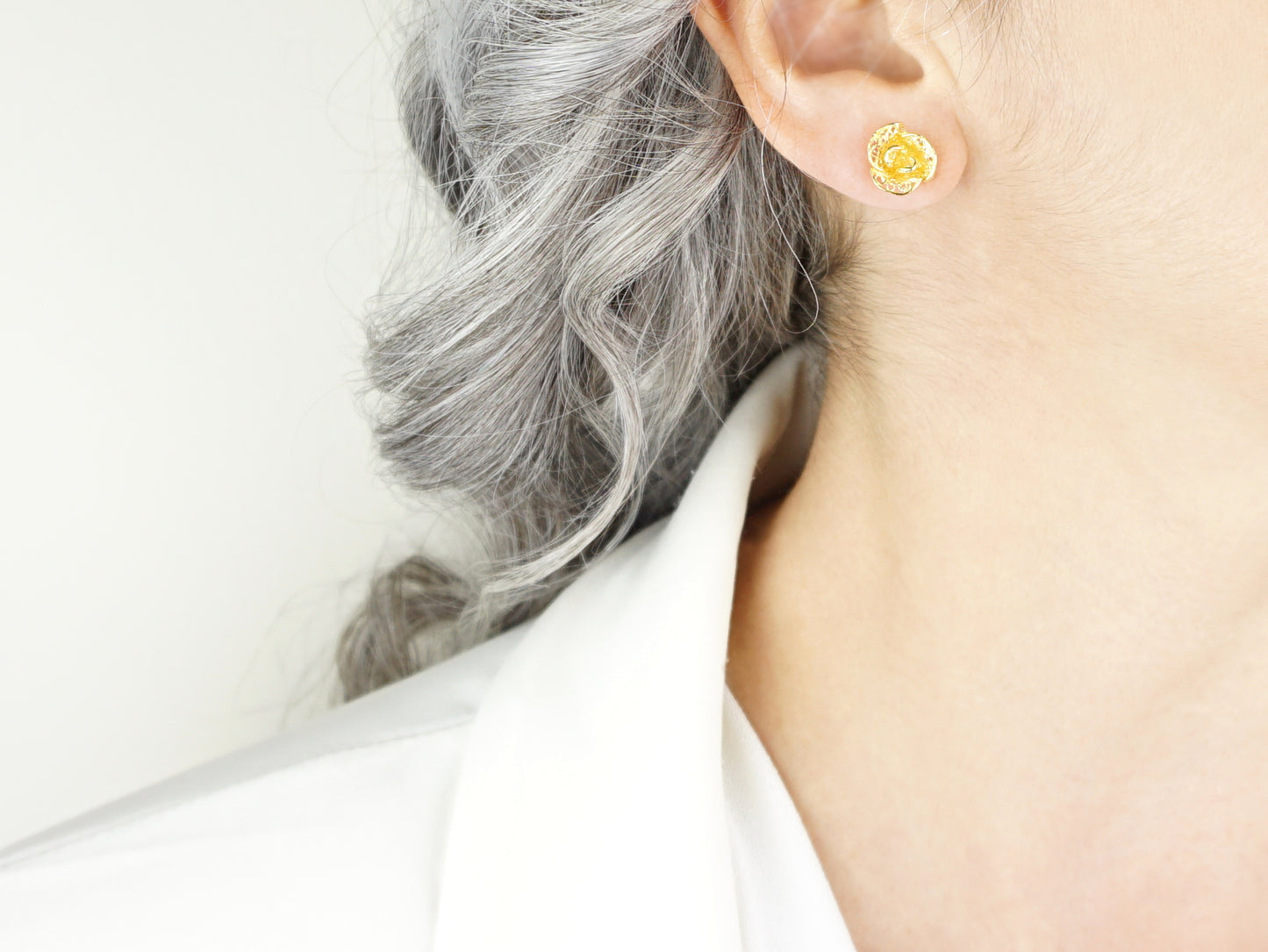 Brincos Flores Elaboradas Pequenas, Filigrana Portuguesa, Prata de Lei 925 Dourada - Pormenor Mulher a usar Brinco