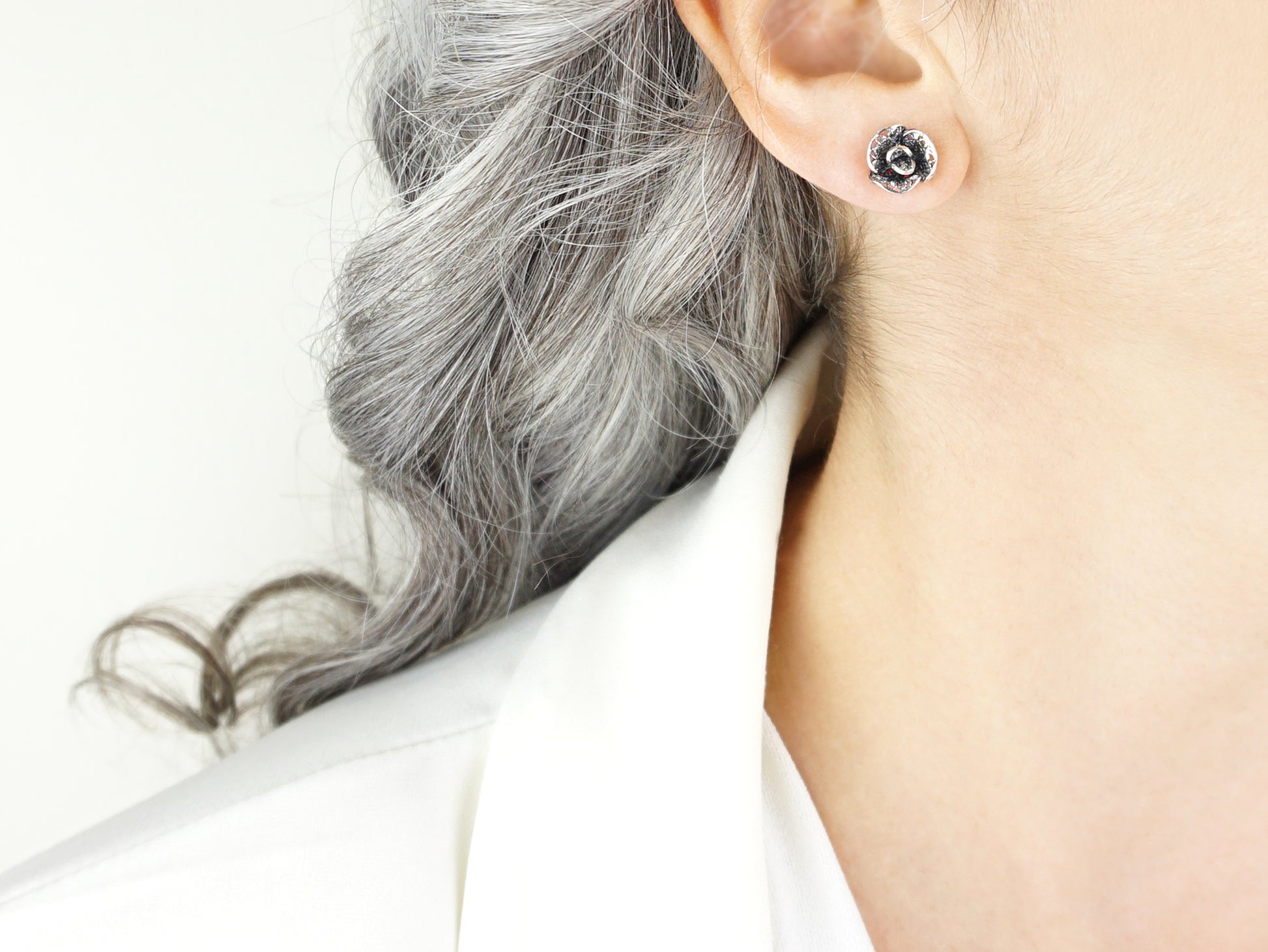 Brincos Flores Elaboradas Pequenas, Filigrana Portuguesa, Prata de Lei 925 - Pormenor Mulher a usar Brinco