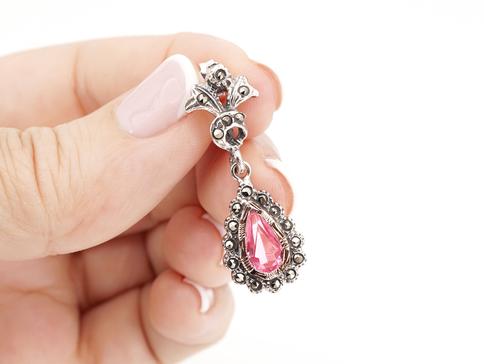 Brincos Compridos Marcassites Lágrima Rosa, Prata de Lei 925 e Ouro 9k - Pormenor na Mão