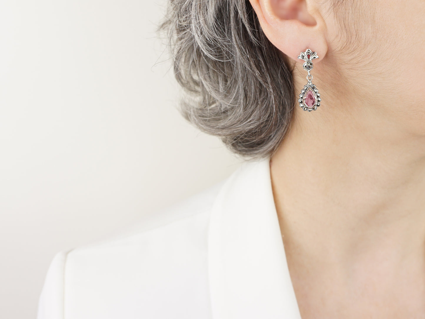 Brincos Compridos Marcassites Lágrima Rosa, Prata de Lei 925 e Ouro 9k - Pormenor Mulher a usar Brinco