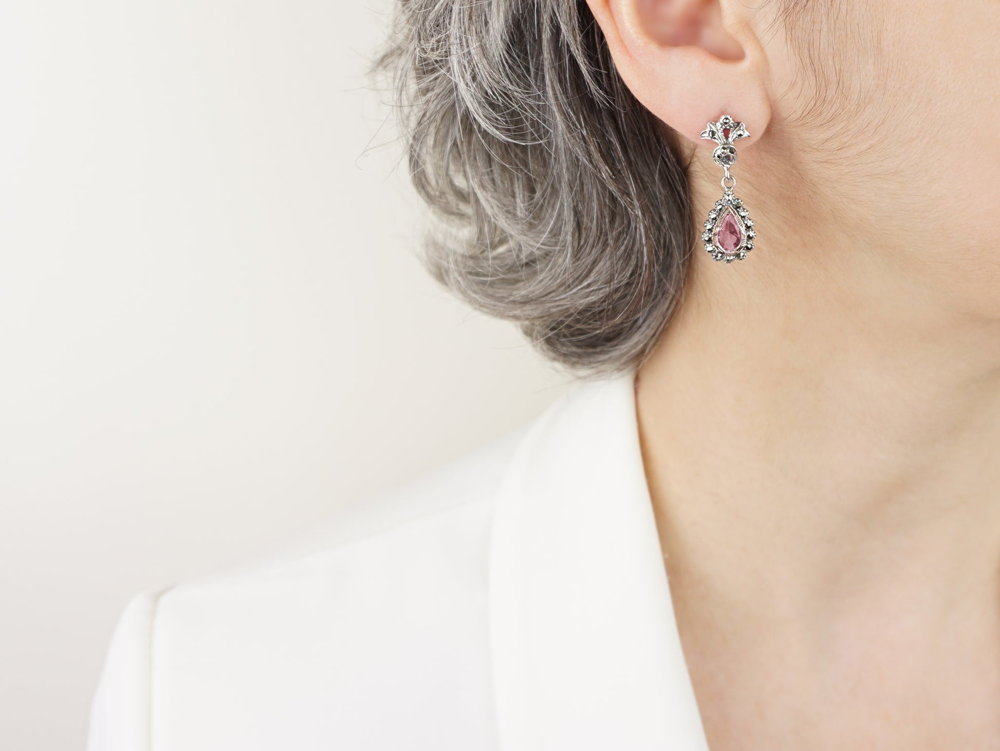 Brincos Compridos Marcassites Lágrima Rosa, Prata de Lei 925 e Ouro 9k - Pormenor Mulher a usar Brinco