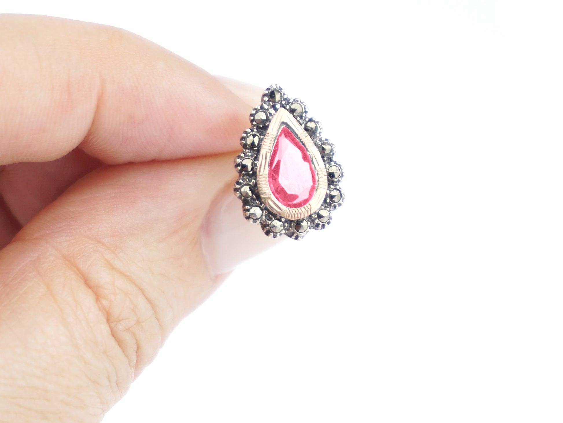 Brincos Marcassites Lágrima Pedra Rosa, Prata de Lei 925 e Ouro 9k - Pormenor na Mão