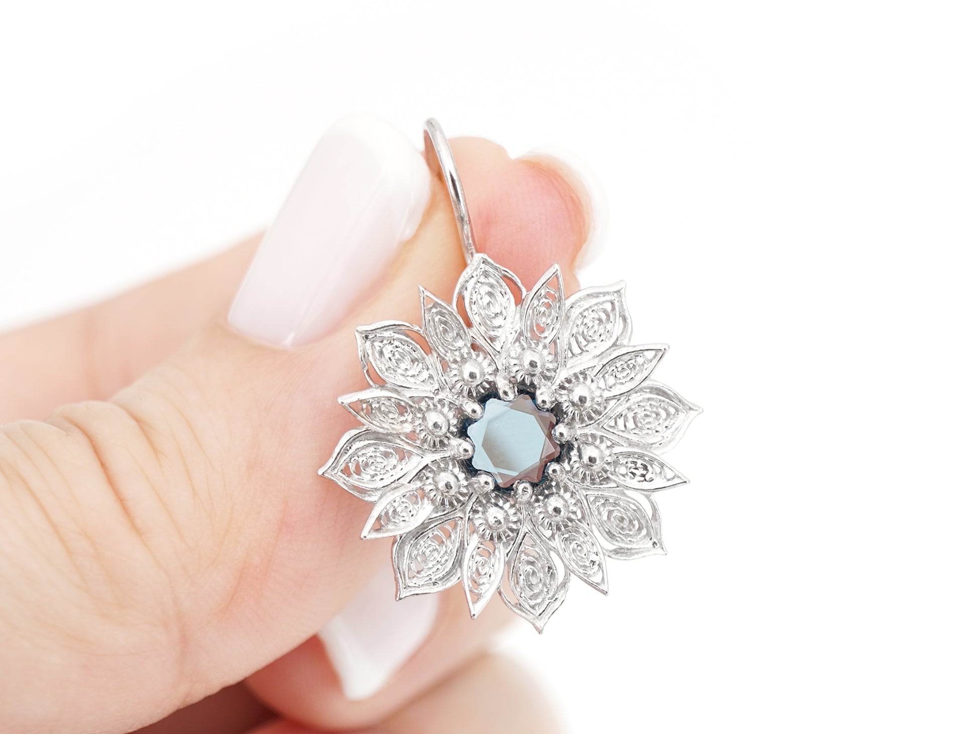 Brincos Flor Rica com Pedra, Filigrana Portuguesa, Prata de Lei 925 - Pormenor do Brinco na Mão