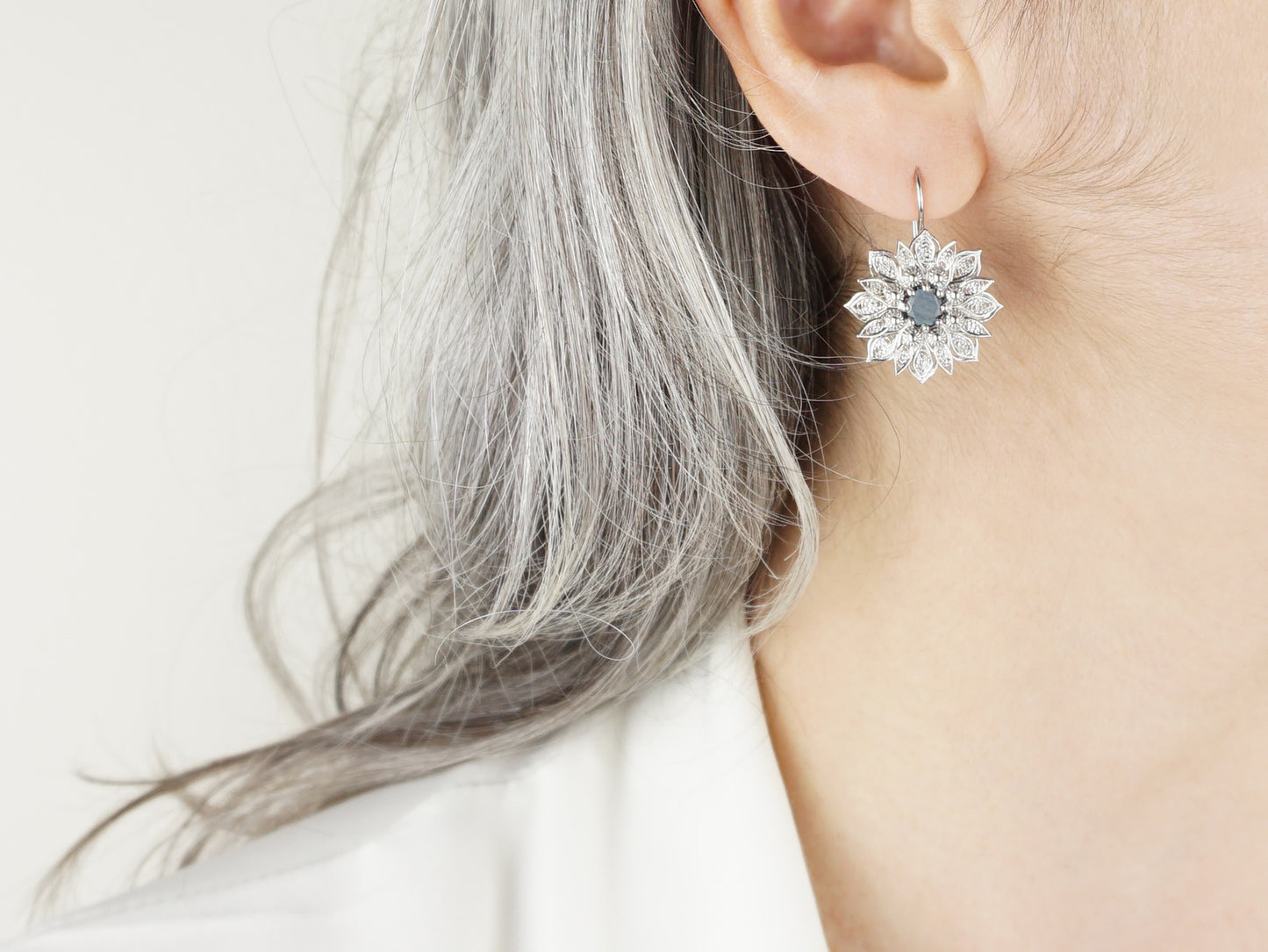 Brincos Flor Rica com Pedra, Filigrana Portuguesa, Prata de Lei 925 - Mulher a Usar Brinco