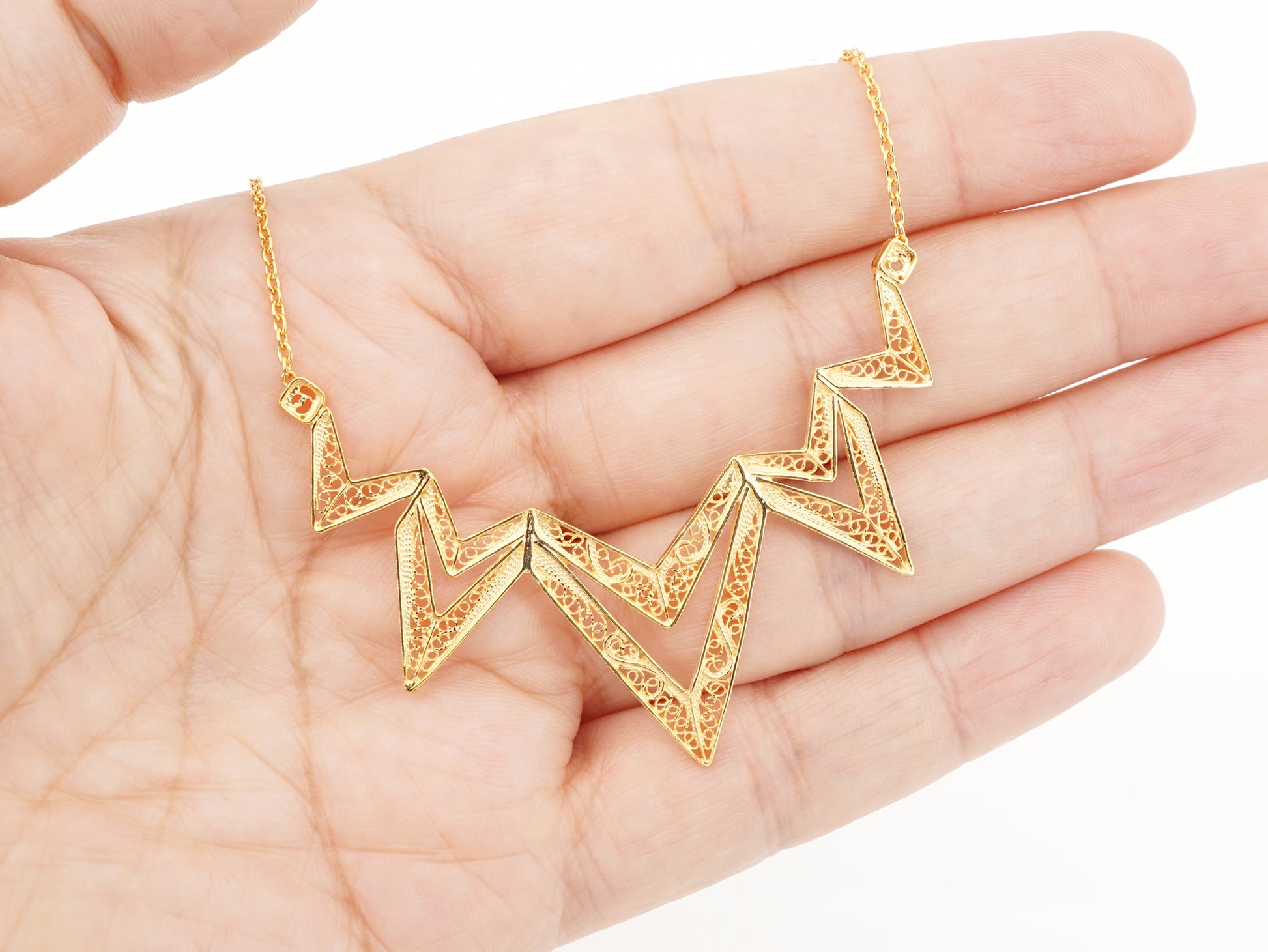 Colar Geométrico, Filigrana Portuguesa, Prata de Lei 925 Dourada - Pormenor na mão