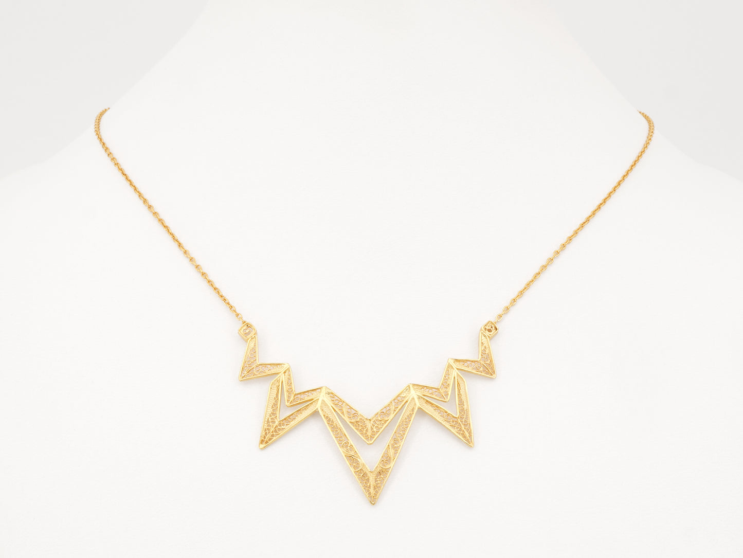 Colar Geométrico, Filigrana Portuguesa, Prata de Lei 925 Dourada - Colar em Expositor, Vista de Frente