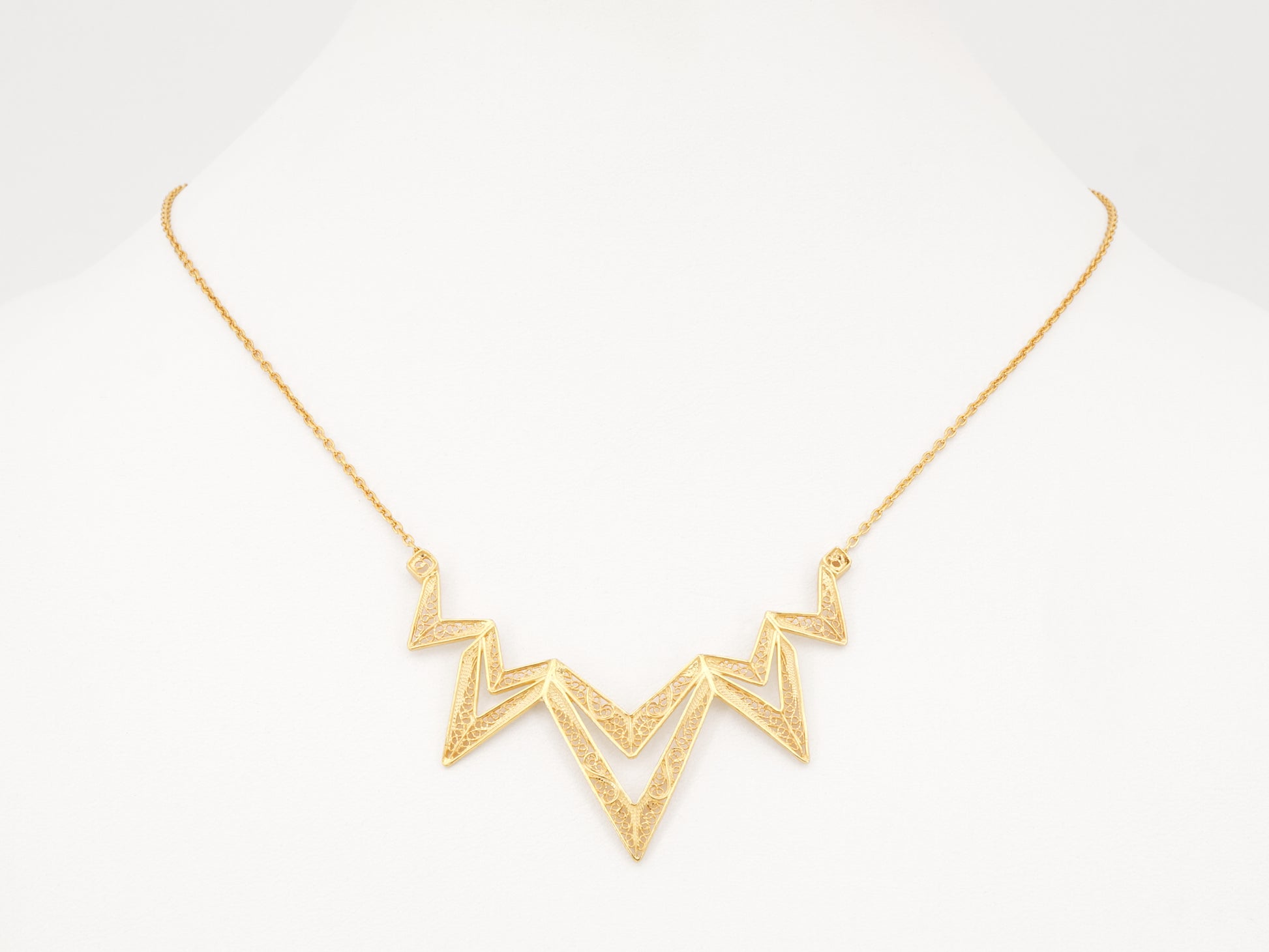 Colar Geométrico, Filigrana Portuguesa, Prata de Lei 925 Dourada - Colar em Expositor, Vista de Frente