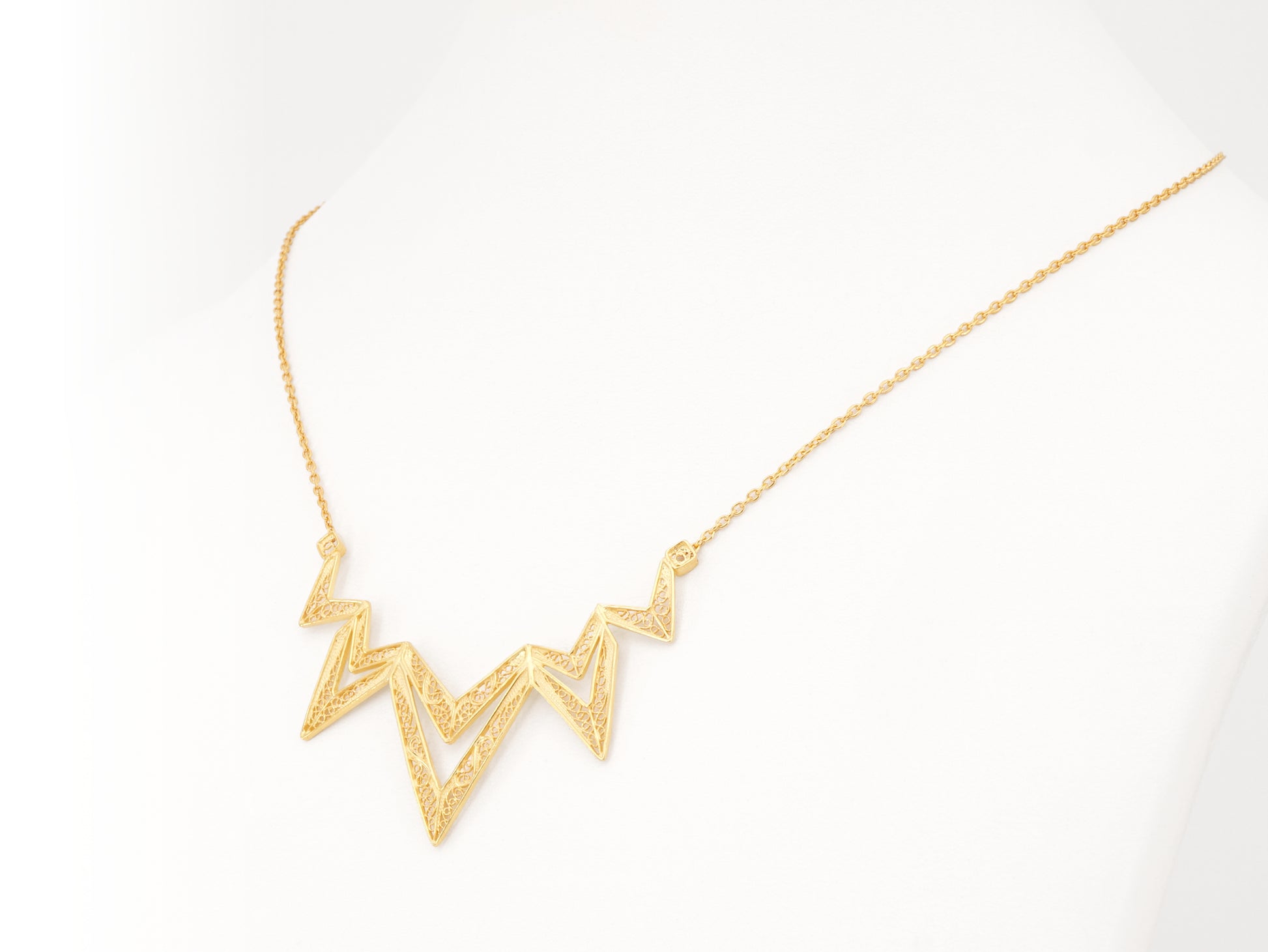 Colar Geométrico, Filigrana Portuguesa, Prata de Lei 925 Dourada - Colar em Expositor, Perspectiva