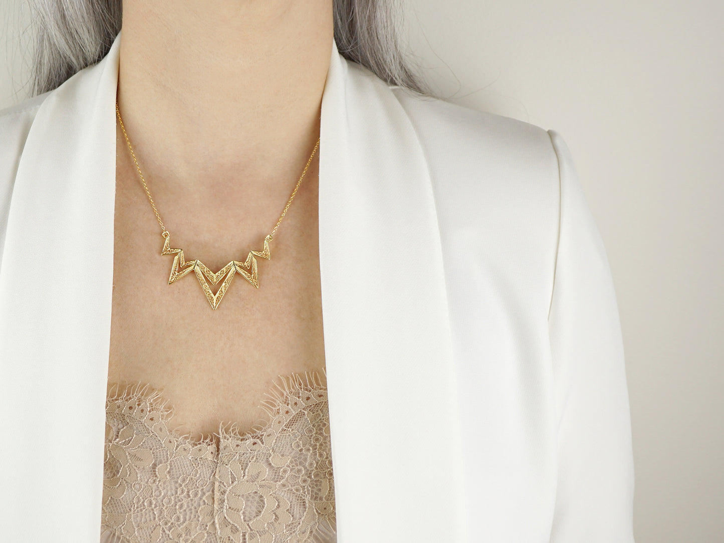 Colar Geométrico, Filigrana Portuguesa, Prata de Lei 925 Dourada - Pormenor Mulher a usar Colar