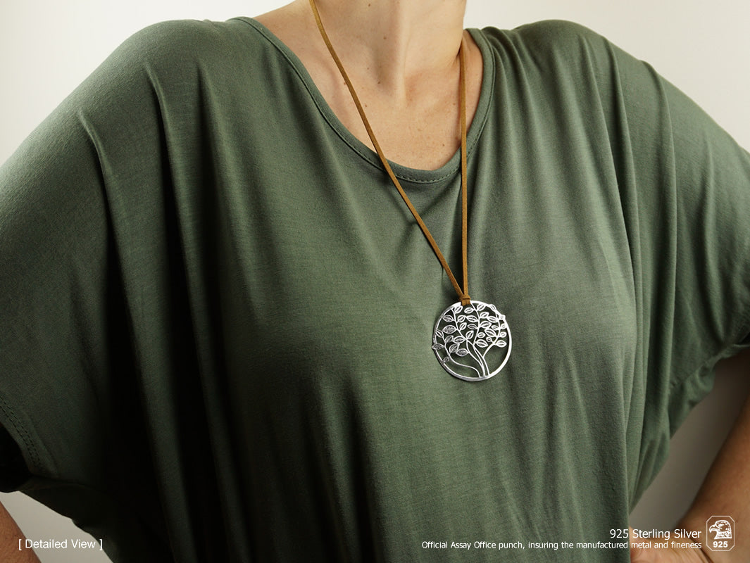 Cordão Medalha Árvore da Vida Grande, Filigrana Portuguesa, Prata de Lei 925 - Mulher a usar colar