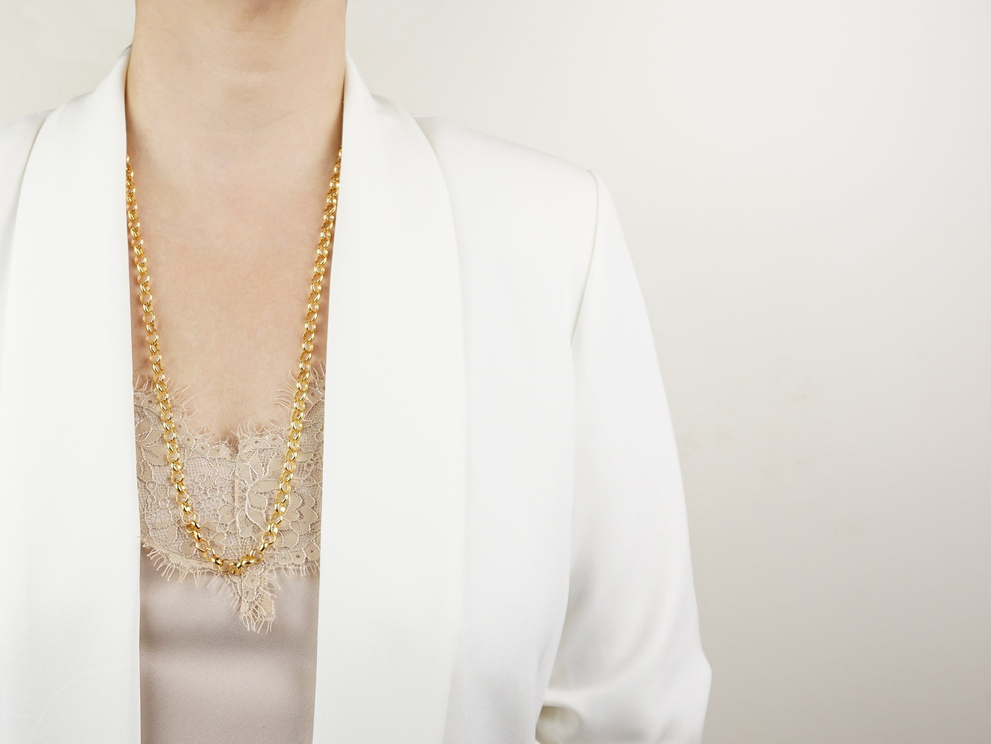 Cordão Grosso Comprido Tradicional, Prata de Lei 925 Dourada - Mulher a usar colar