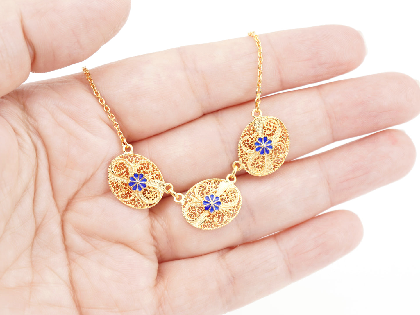 Colar Três Ovais com Flor Esmaltada, Filigrana Portuguesa, Prata de Lei 925 Dourada - Pormenor na Mão