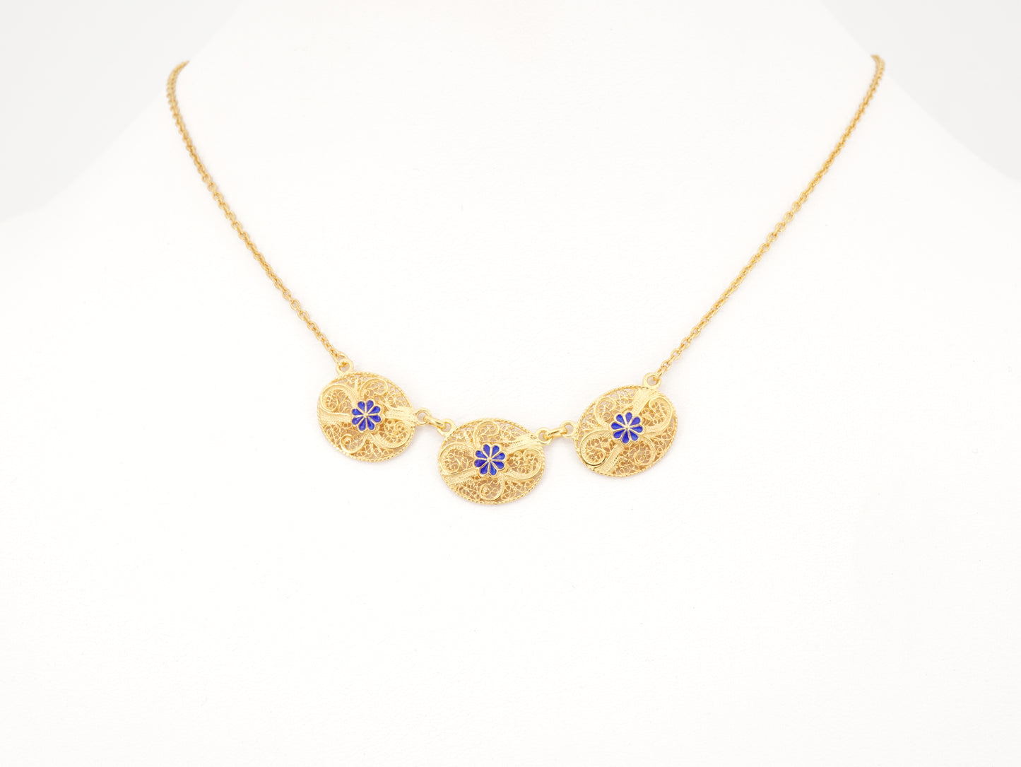 Colar Três Ovais com Flor Esmaltada, Filigrana Portuguesa, Prata de Lei 925 Dourada - Colar em Exposição, Vista de Frente