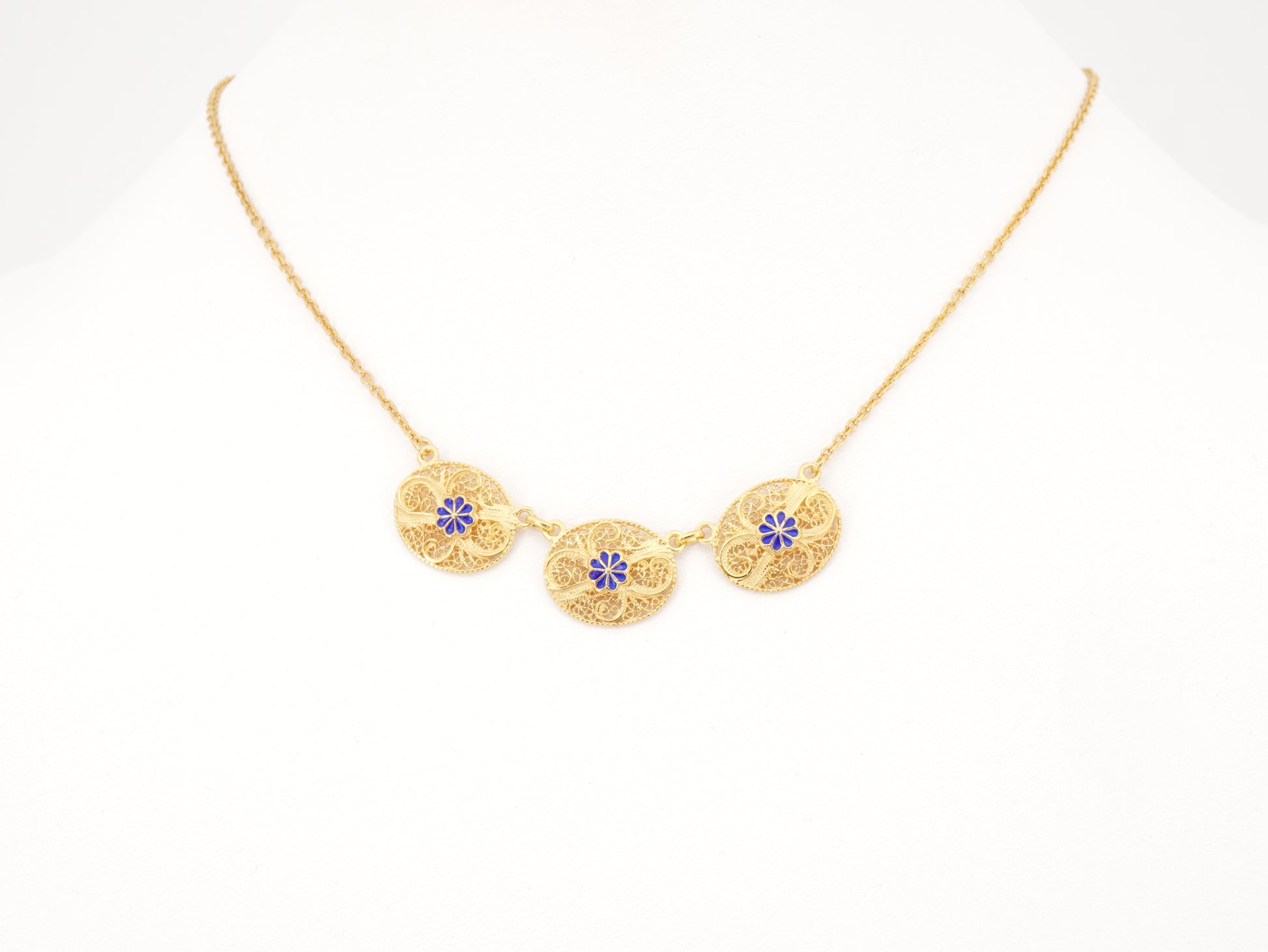 Colar Três Ovais com Flor Esmaltada, Filigrana Portuguesa, Prata de Lei 925 Dourada - Colar em Exposição, Vista de Frente
