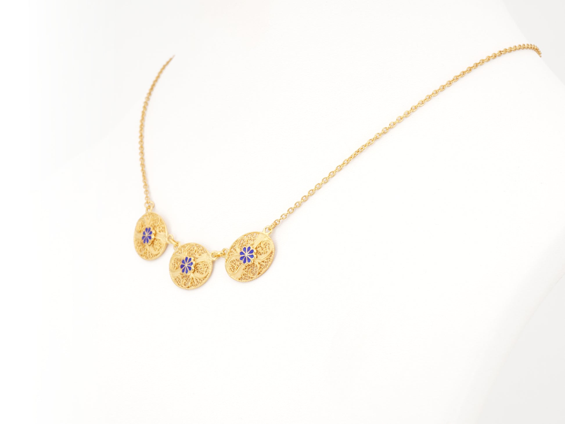 Colar Três Ovais com Flor Esmaltada, Filigrana Portuguesa, Prata de Lei 925 Dourada - Colar em Exposição