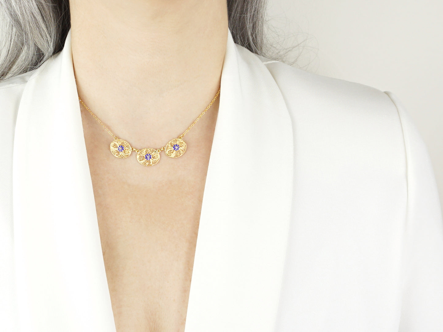 Colar Três Ovais com Flor Esmaltada, Filigrana Portuguesa, Prata de Lei 925 Dourada - Mulher a usar Colar