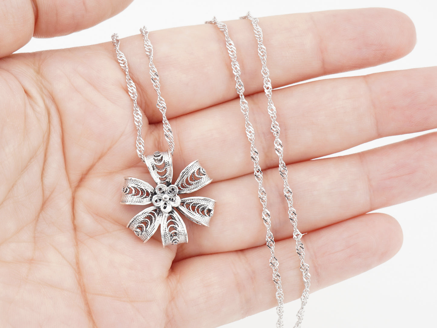 Colar Flor Rica de 6 Pétalas, Filigrana Portuguesa, Prata de Lei 925 - Pormenor na Mão