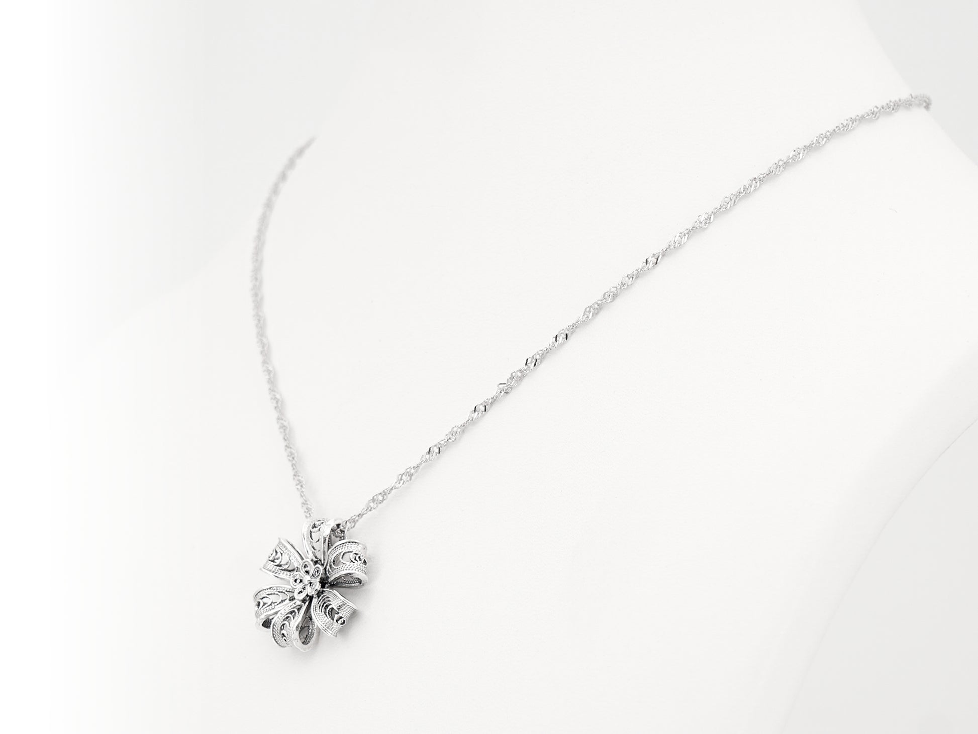 Colar Flor Rica de 6 Pétalas, Filigrana Portuguesa, Prata de Lei 925 - Colar em Exposição